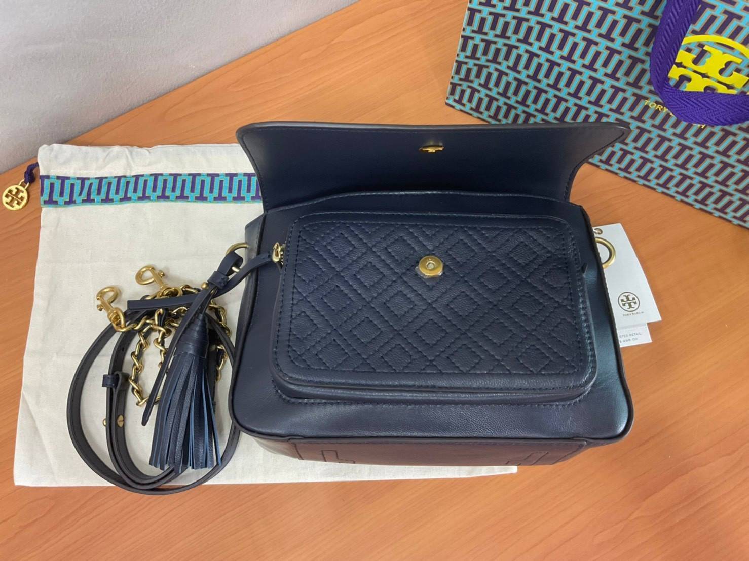 Tory Burch Fleming Satchel Bag รุ่น 45147 สี Royal Navy กระเป๋าสะพาย Crossbody ทรงสวย ดีไซน์เก๋ สุดคลาสสิค เพิ่มดีเทลโลโก้แบรนด์บนฝากระเป๋าอัพลุคให้ดูเท่ห์ และ พู่หนังถอดได้ วัสดุหนังแท้ สัมผัสนุ่มมือ หนังสวย น้ำหนักเบา ตั้งอยู่ทรง เปิดปิดด้วยกระดุมแม่เหล