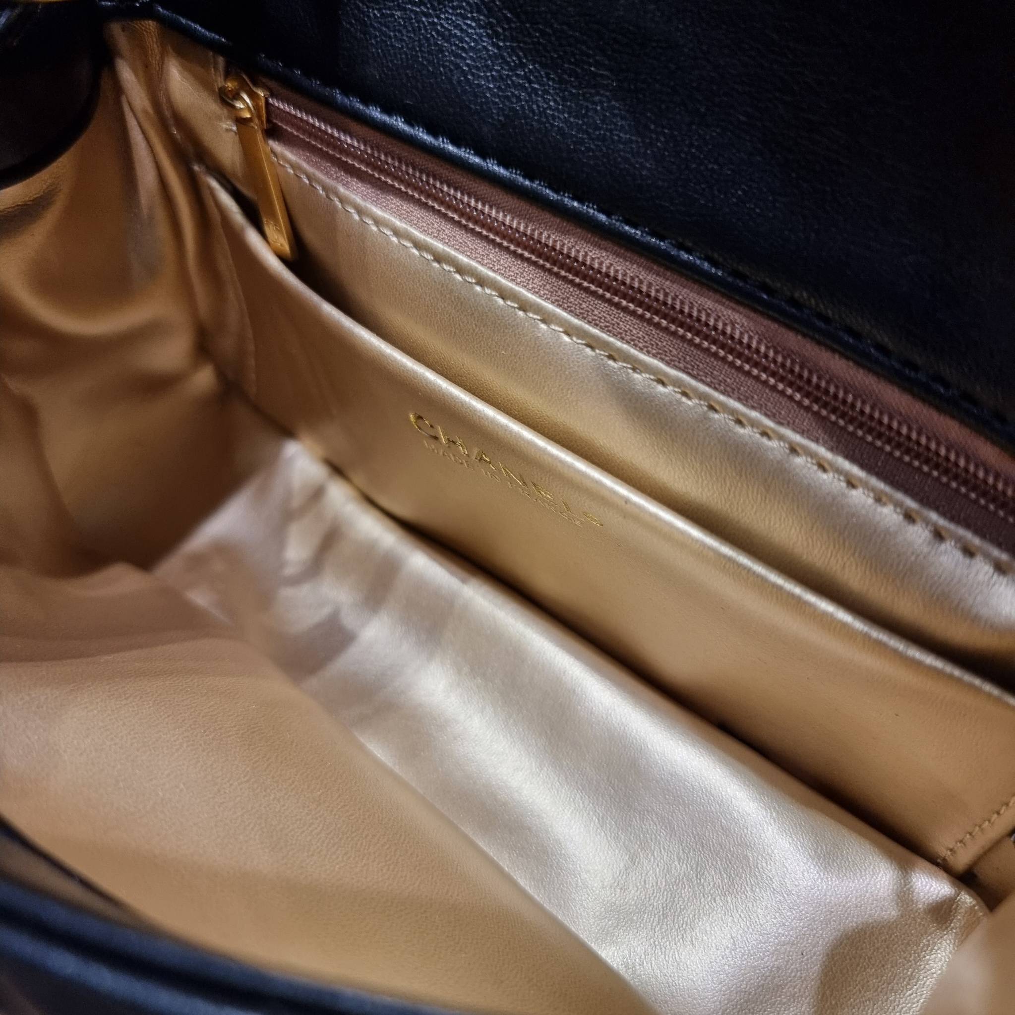 VIP 🥂 เซ็ทคือที่สุดของความคุ้ม CHANEL GIFT BOX SET สุดหรูชวนให้สะสม สุดยอดไอเท็มหายากพร้อมเสิร์ฟครบชุด สุดคุ้ม มาพร้อมกระเป๋าสะพายถึง 2 ใบ สุดหรูลิมิเต็ด จับคู่รุ่นยอดฮิต และที่พิเศษยังมีน้ำหอมตัวท็อปมาให้อีก chanel no.5 ที่แสนจะเย้ายวน ในขนาด 7.5