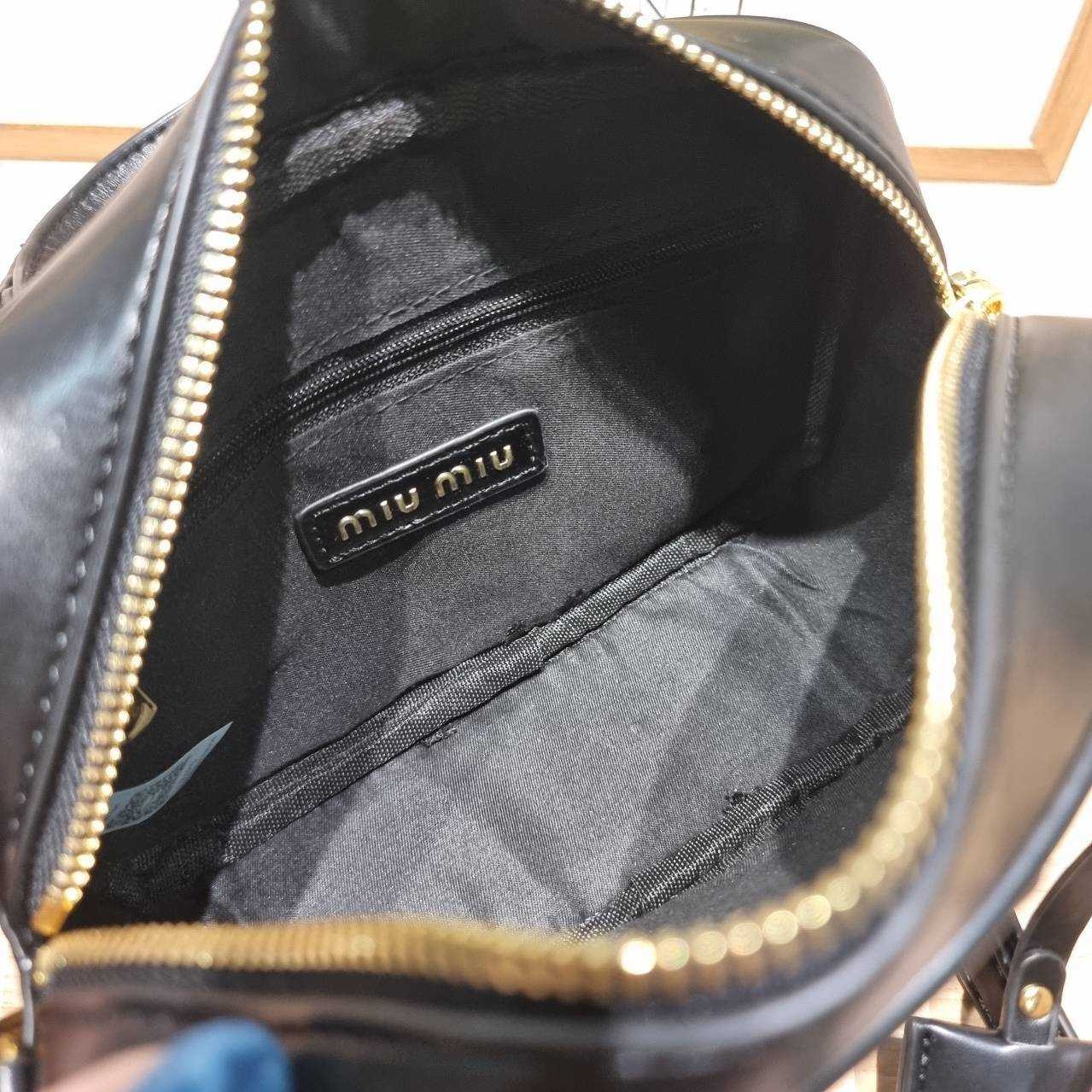 MIU MIU ARCADIE METELASSE MINI LEATHER BAG กระเป๋าถือ/สะพายสุดชิค ที่ไม่มีตอนนี้คือพลาด ดีไซน์เพิ่มดีเทล ด้วยการเดินด้ายเป็นเอกลักษณ์ สวยดูแพง