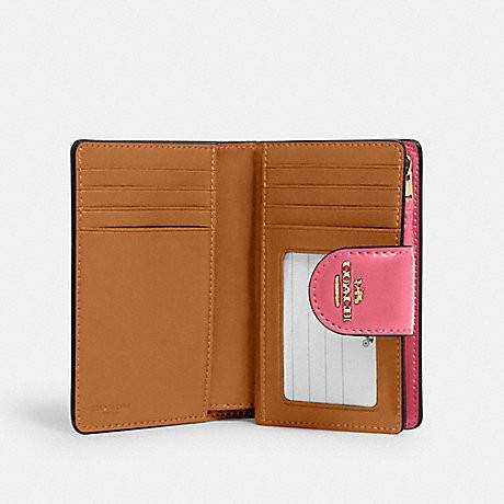 COACH C0082 MEDIUM CORNER ZIP WALLET IN SIGNATURE CANVAS ดีไซน์ใหม่ล่าสุด!! กระเป๋าสตางค์ใบกลาง 👛 ขนาดกำลังเหมาะมือ วัสดุหนังแคนวาสเคลือบลาย ดูแลรักษาง่าย มีช่องใส่บัตรและธนบัตรครบ และช่องซิปแยกไว้ใส่เหรียญ ครบเซ็ทแบบนี้เหมาะส่งต่อเป็นของขวัญที่สุ