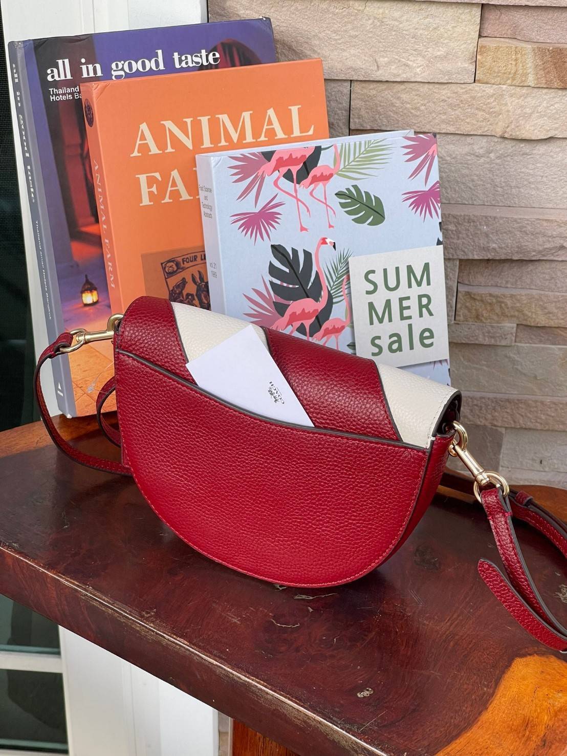 พร้อมส่งที่ไทยครบทั้ง6สีค่ะ 😘 Coach Ellen Crossbody In Signature ((C1432)) กระเป๋าทรงฮาฟมูนรูปทรงคลาสสิก ออกแบบให้มีลักษณะโค้งมน ไม่ดูเป็นทรงแข็งจนเกินไป ดีไซน์และสีของกระเป๋ายังเรียบง่าย เข้าได้กับทุกชุด สะพายครอสบอดี้ร์//สะพายข้าง หรือถือแบบคลัท