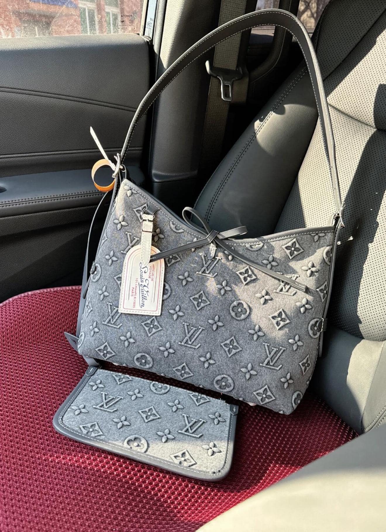 LV Carryall Denim Vintage Tote Bag กระเป๋าทรงโท้ทเดนิมสไตล์วินเทจ รุ่นใหม่ปั้มนูนลายโมโนแกรมบนเดนิมสุดไอคอนิก ที่ใครเห็นต้องเป็นคลั่งรัก ผู้ดี หรูหราได้ทุกลุค ทุกสไตล์