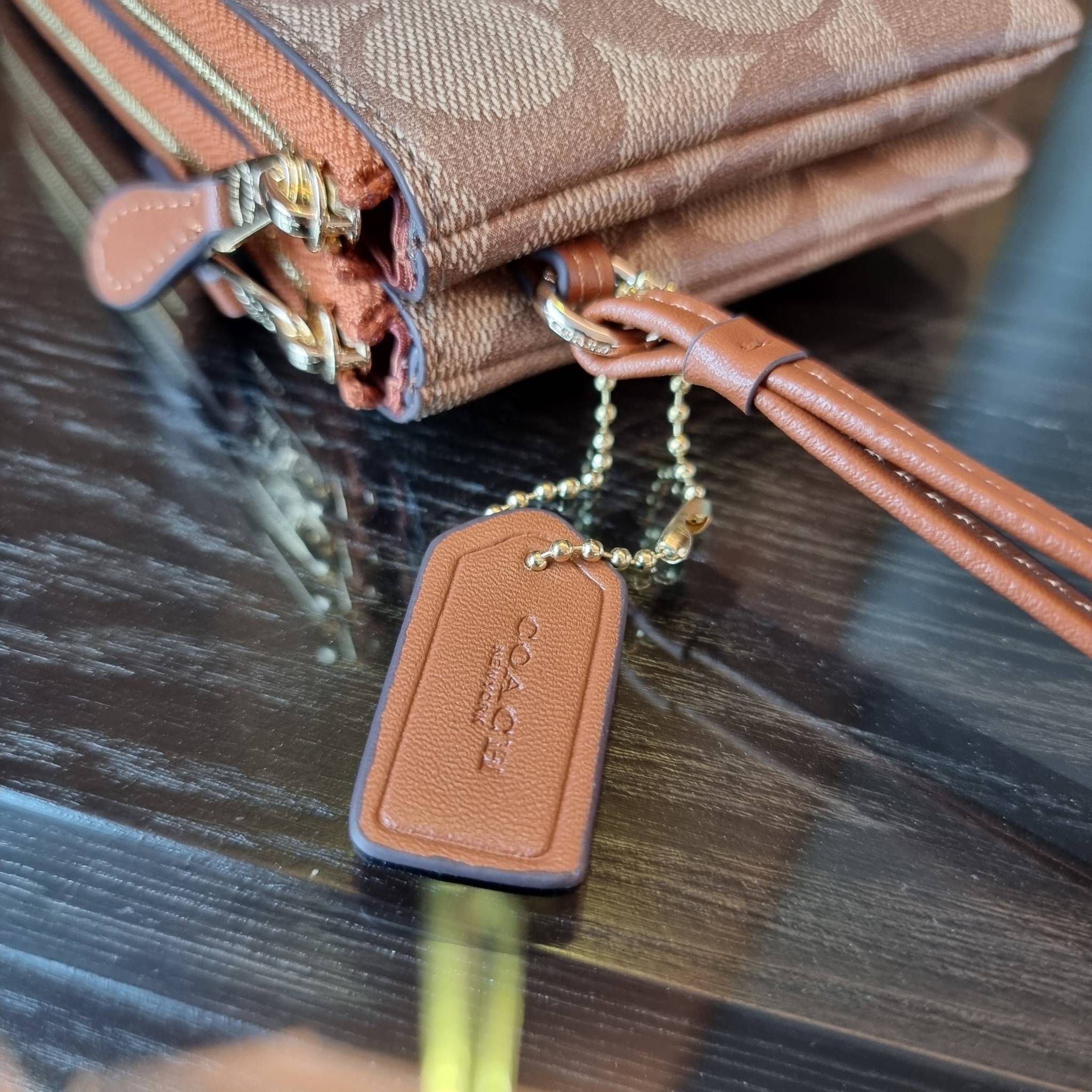 COACH F87591 DOUBLE CORNER ZIP WALLET IN SIGNATURE COATED CANVAS คล้องมือรุ่น 2 ซิป!! มาแล้วจ้า 🌟🤗 ไซส์นี้คือเหมาะมือจริงๆ พกง่ายเช่นเคย ไม่ต้องกังวลว่าจะเกะกะหรือกินพื้นที่กระเป๋าหลัก วัสดุหนังแคนวาสเคลือบลาย มีช่องหลักแยก 2 ช่อง ภายในบุผ