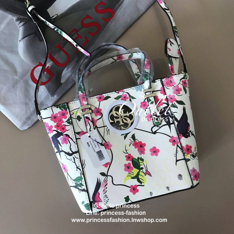GUESS MINI CROSS BODY BAG กระเป๋าถือหรือสะพายรุ่นฮิตจาก GUESS FACTORY วัสดุ Saffiano PVC คุณภาพดี นิ่ม น้ำหนักเบา ด้านหน้าประดับด้วยโลโก้แบรนด์สุดหรู เปิดปิดกระเป๋าด้วยซิปสะดวกใช้ ด้านในโล่งกว้าง ซับในลายแบรนด์ สายสะพายยาวปรับได้ฟรีไซร์ ยาวสุด57cm. หูหิ้ว