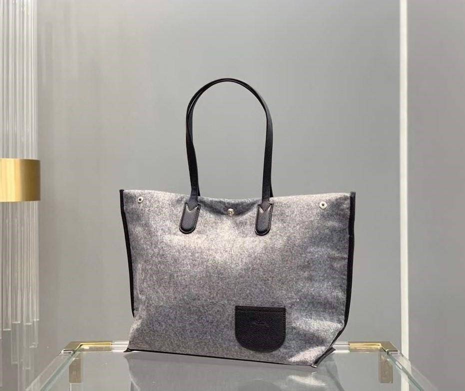 LONGCHAMP ROSEAU ESSENTIAL Shopping bag กระเป๋า Tote วัสดุผ้าขนสัตว์ ซับในผ้าฝ้ายที่จับด้านบนหนังวัว กระเป๋าสะพายใบนี้มีขนาดพอเหมาะ ดีไซน์หรูหรานี้สามารถสะพายไหล่หรือถือในมือก็ได้ นุ่มและน้ำหนักเบา