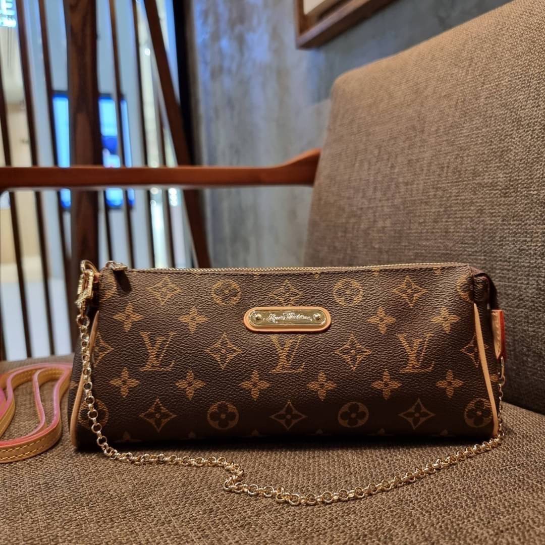 LV CROSSBODY CLUTCH BAG WITH CHAIN / LV Eva Clutch Crossbody Bag กระเป๋าสะพายวีไอพีพรีเมี่ยม วัสดุหนังแคนวาสคุณภาพ โลโก้เพลทอะไหล่ทอง คมชัด หรูหรา เปิด-ปิดกระเป๋าด้วยซิป ภายในเป็นช่องโล่ง ใส่ของใช้สำคัญได้สบายๆ มือถือ พาวเวอร์แบงค์ เครื่องสำอางค์ ของจุกจิ
