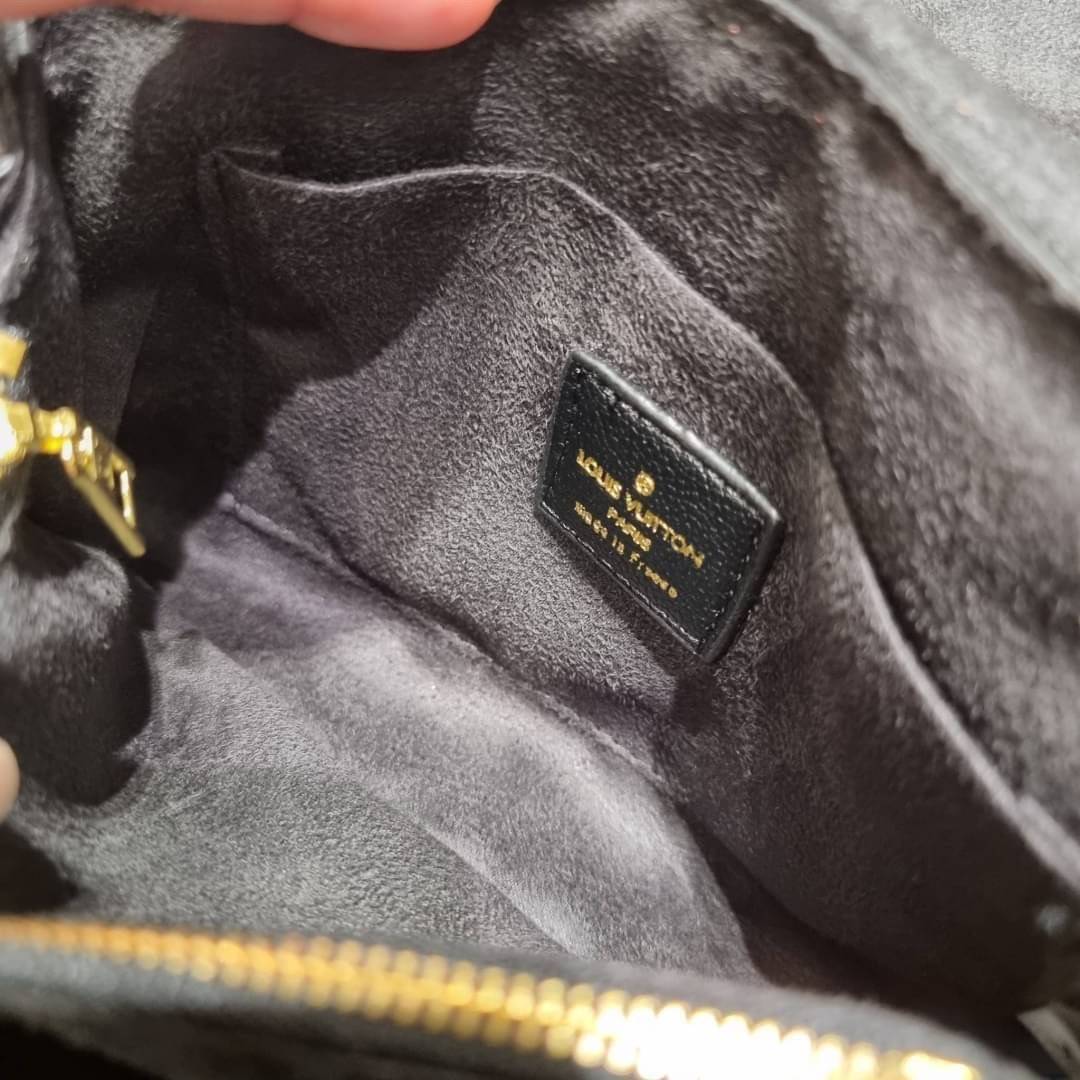 VIP 🥂 LV MADELEINE BAG ใหม่ล่าสุด อีกหนึ่งรุ่นคลาสสิคหายาก ที่สาวๆรอคอย กระเป๋าถือ/สะพายข้าง ดีไซน์เรียบง่าย แต่เต็มไปด้วยดีเทลความหรู วัสดุหนังวัวปั๊มลายเอกลักษณ์ เปิด‐ปิดด้วยอะไหล่กดล็อคสีทองหรู และมีพวงหนังห้อยพิเศษแถมมาให้ด้วย ภายในแบ่งสัดส่วน