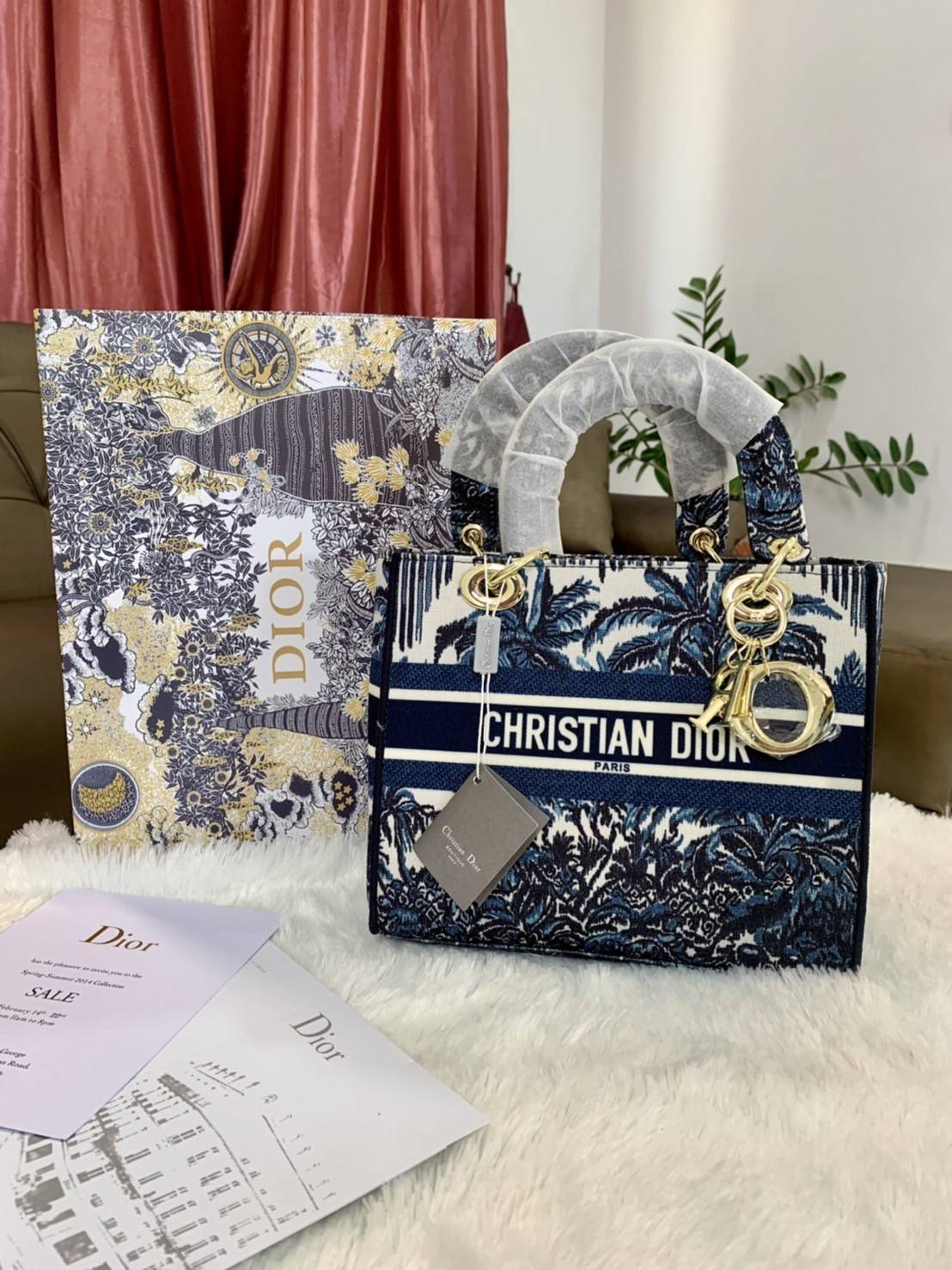 DIOR WOMEN MEDIUM LADY D-LITE BAG VIP GIFT WITH PURCHASE (GWP) พรีเมี่ยมกิ้ฟ Limited Edition จาก DIOR DUTYFREE COUNTER วัสดุหนังแท้ Calfskin หุ้มด้วยผ้า Cannage อีกชั้นและปักลวดลาย 'Dior Palm' กระเป๋า Lady D-Lite ผสมผสานความสง่างามและคลาสสิกที่เ
