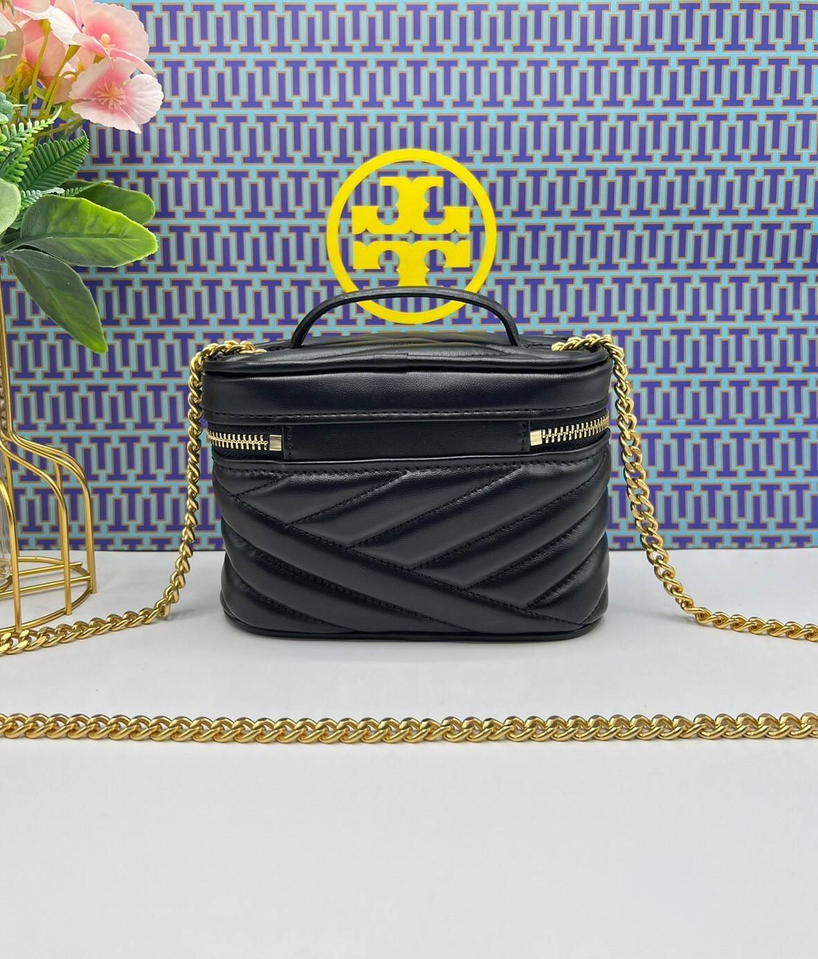 TORY BURCH Kira Chevron Mini Vanity Case Bag กระเป๋าถือ/สะพาย ใส่เครื่องสำอางค์ ใส่ของใช้จำเป็นได้ ทรงกล่องสวย ที่สามารถใช้เป็น everyday bag สะพายได้ทุกวัน