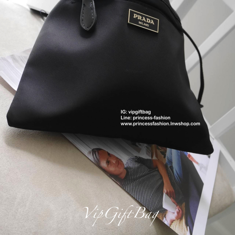 มาใหม่ค้าา กระเป๋าอเนกประสงค์ ทรงหูรูด จากแบรนด์ PRADA เป็น กระเป๋าผ้าไนล่อนเต็มใบ กันน้ำได้ ด้านหน้าประดับโลโก้โลหะแบรนด์ด้านหน้า พร้อมช่องซิปใส่ของได้อีกช่อง ด้านในบุผ้าปั้มแบรนด์ มีช่องใส่บัตรได้อีกช่อง กว้างขวาง ใส่โทรศัพท์ได้ทุกรุ่น ใส่คสอ.พกพาได้สะด