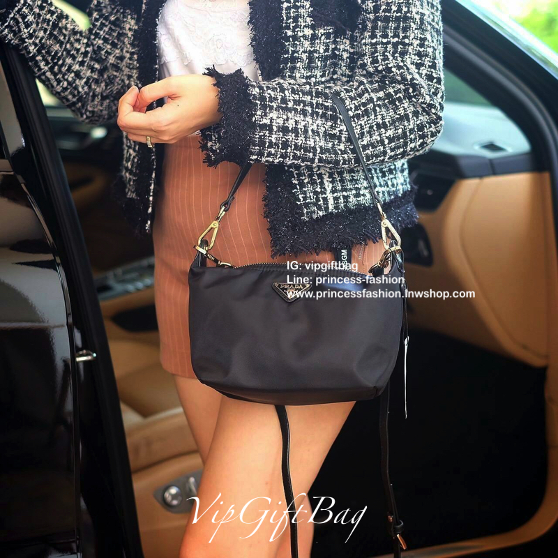 Best Seller ~~ งานพรีเมี่ยมกิ้ฟ จากเคาเตอร์ต่างประเทศ จากแบรนด์ PRADA เป็นกระเป๋า เครื่องสำอางค์ แต่มีสายสะพายยาวให้ 2 สาย เป็นแบบคล้องแขน และสะพายข้างลำตัว ใช้เป็น shoulder bag ได้เลยค่า หรือ ถือลำลองสวยๆ ก้อเลิศค่ะ คุ้มมากค่ะ ภายในมีช่องแบ่งเก็บของอย่าง