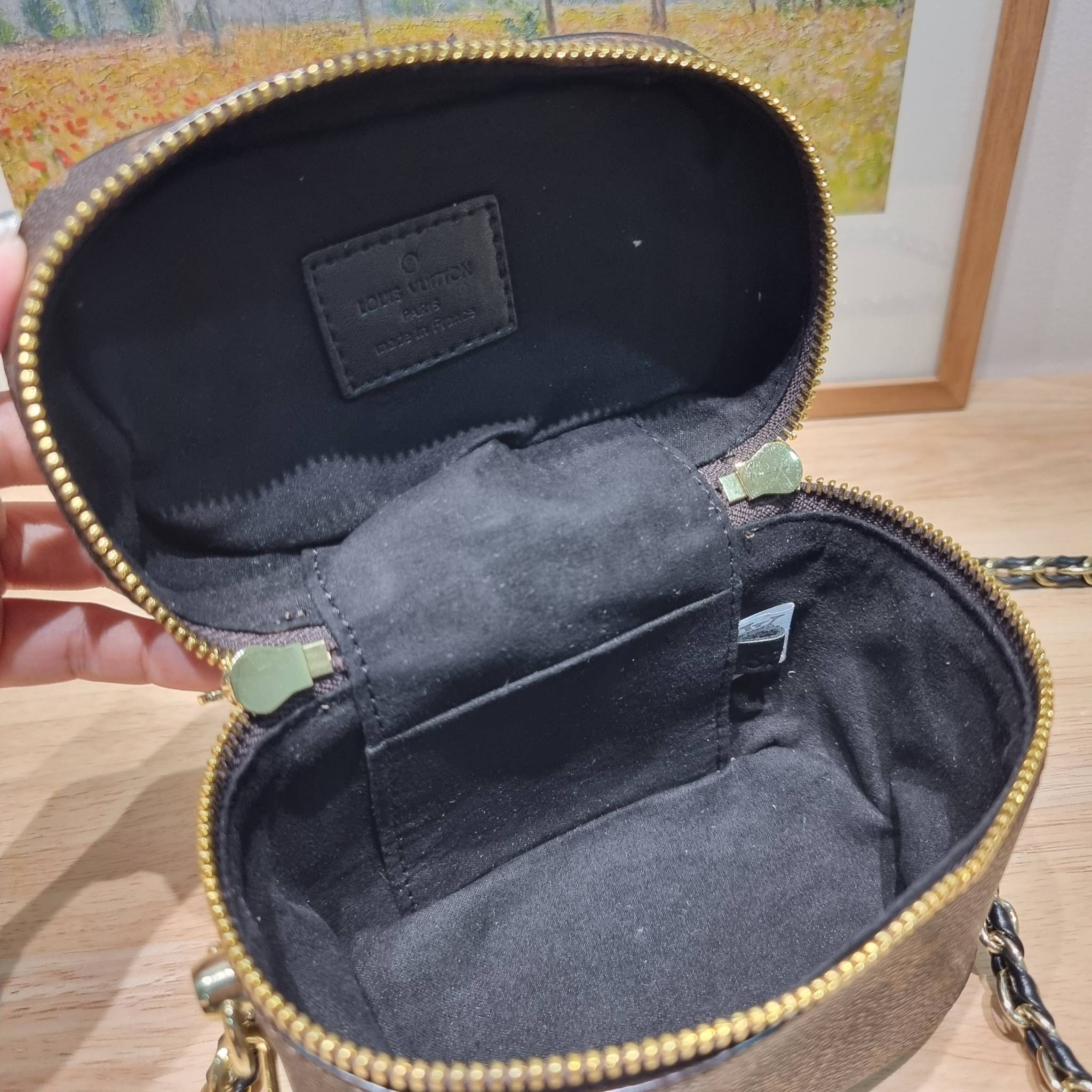 LV Vanity PM / Lv reverse monogram vanity bag กระเป๋าถือ/สะพาย สวยอยู่ทรง มาพร้อม box set สุดหรู adapt ใช้เป็นกระเป๋าเก็บเครื่องสำอางค์ ถือเชิดๆ หรือสะพายเลิศๆ ไปเที่ยว ไปไหนๆก็ดูแพง!! สวยจริงจัง!!