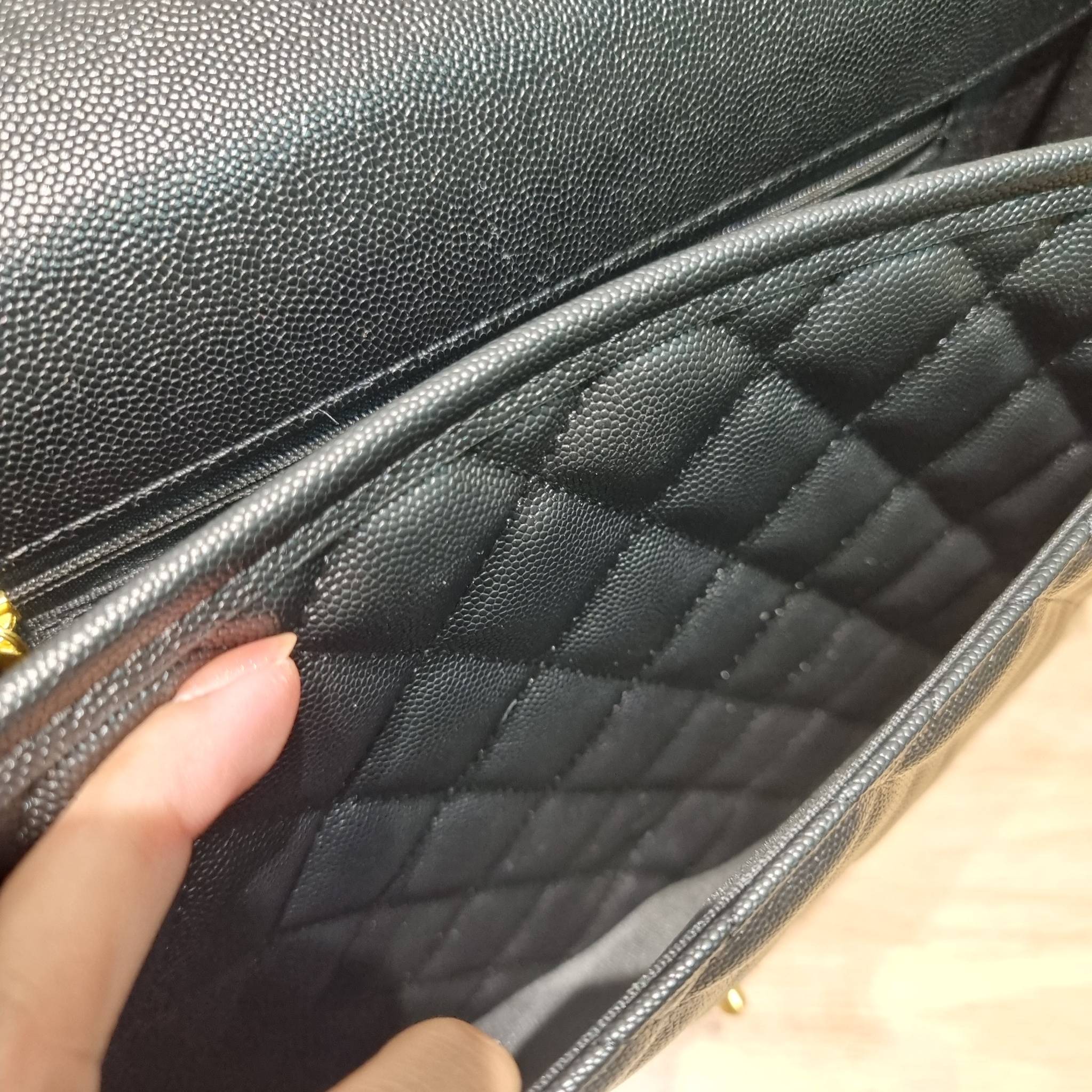 Chanel 22k backpack ที่สุดของไอเท็มที่ตัวแม่ยังต้องมี กับกระเป๋าสะพายทรงเป้ ดีไซน์สุดชิค รูปทรงสวยเป็นเอกลักษณ์ ใบใหญ่จุของคุ้ม สะพายออกทริปไปเที่ยวได้สบายๆ วัสดุหนังลายคาเวียร์ ผิวสัมผัสดี