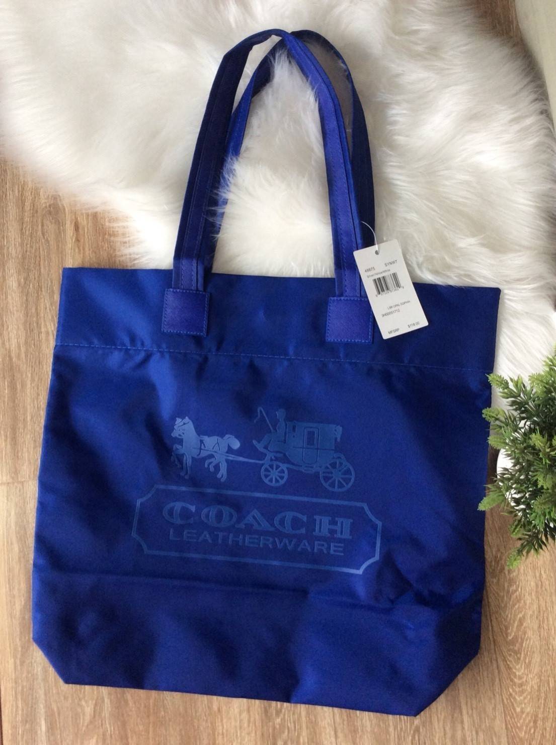 COACH nylon tote bag กระเป๋าสะพายทรง tote วัสดุ nylon หูหิ้วหนัง+ nylon ด้านหน้าปั๊ม logo brand เปิดปิดด้วยกระดุมแม่เหล็ก ภายในกว้าง ใส่ A4 ได้ และมีช่องซิปเล็กใส่ของจุกจิก ใบนี้จุได้เยอะ ทนทานทำความสะอาดง่ายค่ะ สวยทุกสีค่ะ