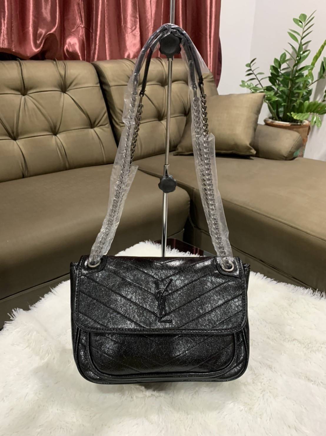 VIP 】Saint Laurent Niki shoulder bag VIP GIFT WITH PURCHASE (GWP) พรีเมี่ยมกิ้ฟ Limited Edition จาก YSL DUTY FREE COUNTER กระเป๋าสะพายรุ่น Niki จาก Saint Laurent โดดเด่นด้วยโครงสร้างทำจากหนังวัว หนังมันเงา นิ่ม งานสวยมากๆ ค่ะ อะไหล่สีดำ ด้านหน้าประดับโลโก