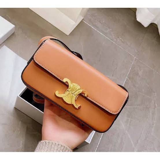 VIP 】CELINE TRIOMPHE SHOULDER BAG IN TRIOMPHE อีกหนึ่งผลงานการออกแบบของ Hedi Slimane ที่ได้ดึงเอาเอกลักษณ์ต่าง ๆ ของ CELINE ออกมาและทำการตีความหมายใหม่จนได้กระเป๋าเรียบหรูและดูทันสมัย ให้คุณเลือกสะพายในชีวิตประจำวันเข้ากับการแต่งตัวสบาย ๆ หรือจะสะพายออกงา