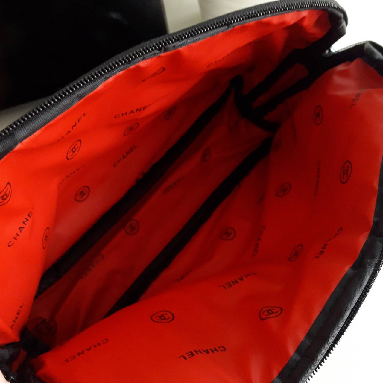 รุ่นใหม่ค้าา♡ Chanel precision luxury leather clutch with chain จากงานพรีเมี่ยมกิ๊ฟ แบรนด์ดังหนังแก้วมันสวยหรู ด้านหน้า ตกแต่งโลโก้แบรนด์บนเฟอร์สีดำ สายโซ่ยาวสีดำสุดหรู สายถอดเก็บได้ ด้านในบุผ้ามันสีแดง ปั้มแบรนด์แท้ จุของได้เยอะ ใส่มือถือได้ทุกรุ่