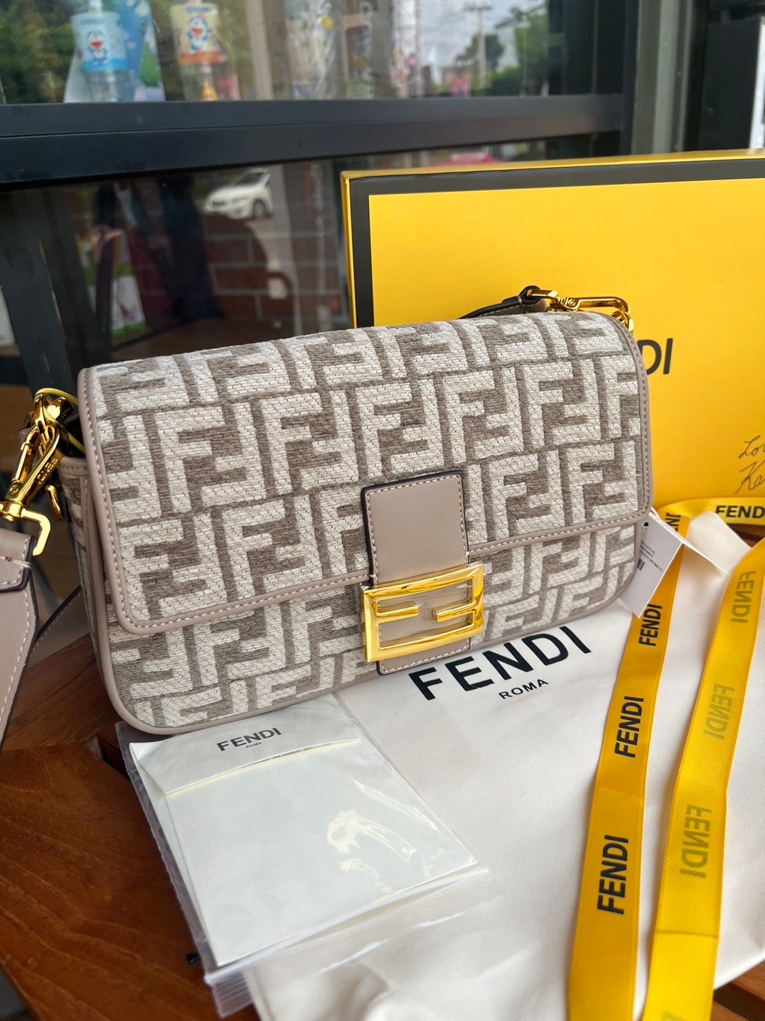 FENDI Baguette Dove grey FF tapestry fabric bag / FENDI Bag พร้อมส่ง กระเป๋าสะพายทรงแบคเกตต์ ดีไซน์ลวดลายมี texture หรูหราโดดเด่นน่าใช้ **สินค้าเกรดออริจินอล 1:1 สลับแท้