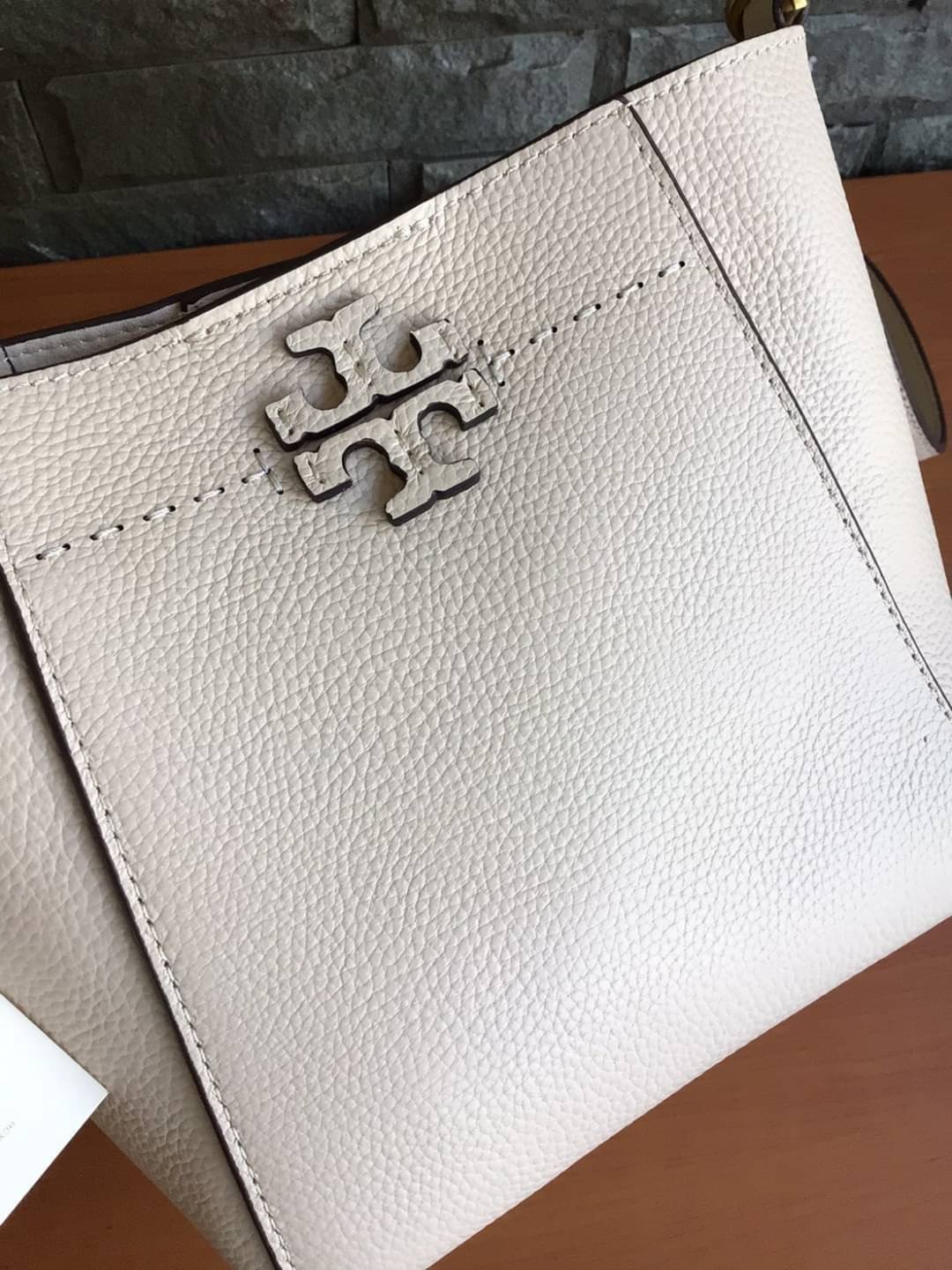 คอลเลคชั่นขายดี มากี่รอบๆ ก็หมดไวทุกรอบ!! TORY BURCH MCGRAW MINI BUCKET BAG กระเป๋าสะพาย และ ถือ คล้องแขน ทรงถัง สะพายได้ 2 ทรง ผลิตจากหนังแท้ หนังลูกวัว หนังนุ่ม หนังหอม น้ำหนักเบามากกก!! หนังลื่น นิ่มสวยมากๆ!! ด้านหน้าประดับโลโก้แบรนด์ ภายในโล่งกว้าง มี