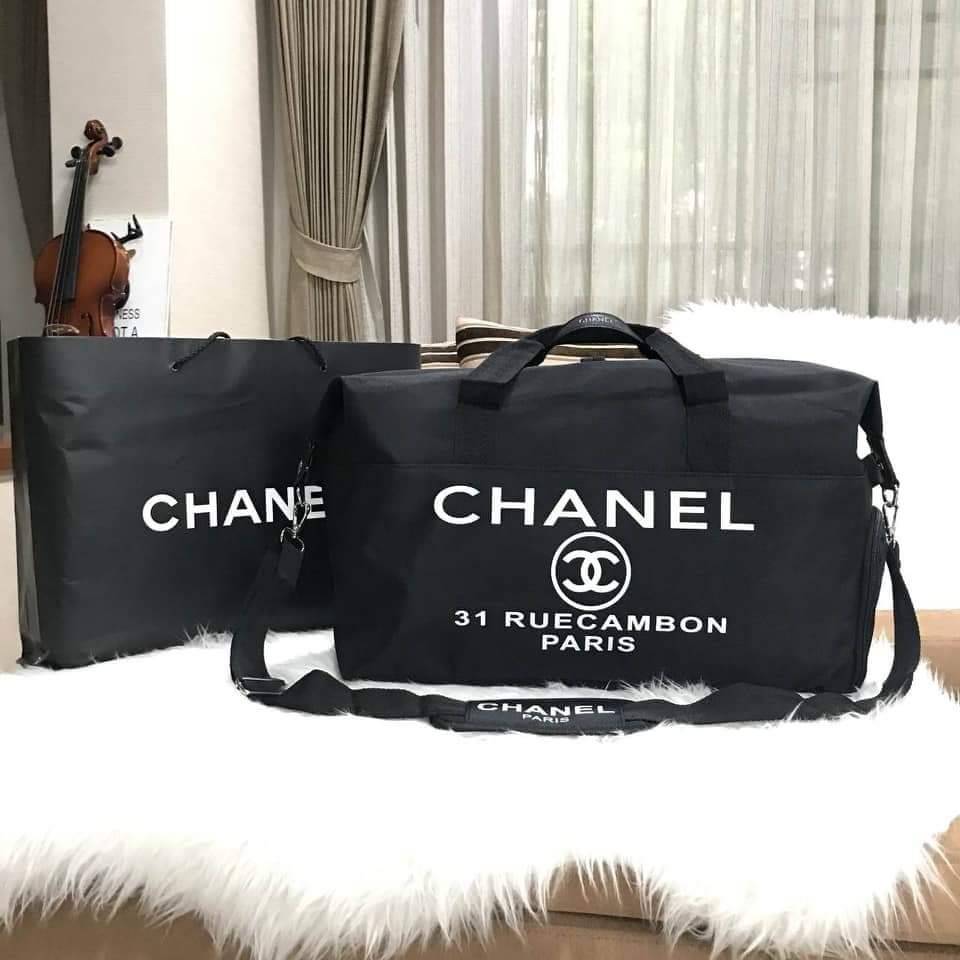 CHANEL VIP GIFT Large Travel Bag กระเป๋าเดินทาง Gift With Purchase รุ่น Limited Edition ของเเท้จาก Chanel Perfumes Counter วัสดุ NYLON เนื้อหนา สีดำสกรีนโลโก้ด้านหน้า เปิดปิดด้วยซิป หัวซิปแบรนด์ ใบใหญ่ จุใจ พิเศษ! มีช่องใส่รองเท้าด้านข้างแยกเป็นสัดส่วน ปร