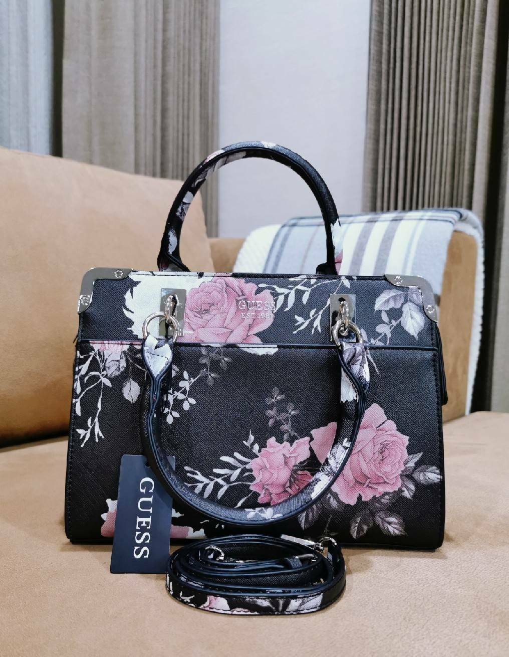 GUESS WOMAN CROSS BODY BAG กระเป๋าถือ/สะพายรุ่นใหม่ล่าสุดจาก GUESS FACTORY หนังสวยอยู่ทรงแข็งไม่ย้วย ขนาดกำลังดี น้ำหนักเบาด้านหน้าประดับโลโก้แบร์นพร้อมอะไหล่เงินที่หูหิ้วและมุมขอบกระเป๋าเพิ่มดีเทลเก๋ หูจับเเข็งแรงพับลงได้ เปิดปิดด้วยซิปสะดวกใช้ ภายในมีโล