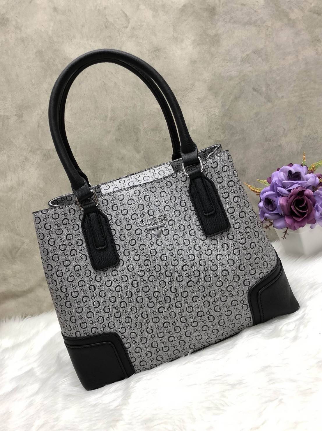 New GUESS FOXWOOD LARGE BAG พร้อมส่ง!!! กระเป๋าถือหรือสะพายแบบคล้องไหล่ได้ วัสดุหนังลายGทั้งใบ ด้านหน้าติดโลโก้แบรนด์หรู เปิดปิดกระเป๋าแบบแบบแม่เหล็ก ด้านในมี3ช่อง มีข่องซิปกลาง ช่องหลักหน้าหลัง ภายในช่องกว้างมากค่ะ ใส่ของจุทีเดียว พร้อมช่องเล็กใส่ของจุกจ