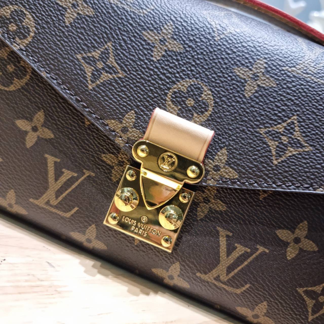 LV Pochette Metis East West Monogram Canvas กระเป๋ามัลติฟังก์ชั่น ดีไซน์กะทัดรัด สะดวกพกพามากๆ และพิเศษสุดๆมีสายมาให้ถึง 2 แบบ