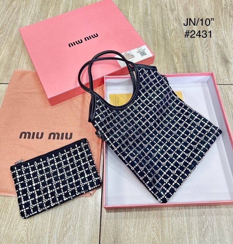 MIU MIU small crystals net tote bag กระเป๋าทรงโท้ทไซส์เล็ก น่ารัก สุดคิ้วประดับคริสตัลสวยงามที่สุด เอาใจสาวๆ สายหวาน ไอเท็มใหม่รีบมีใช้ก่อนใคร สวยก่อนใครได้แล้วน้า