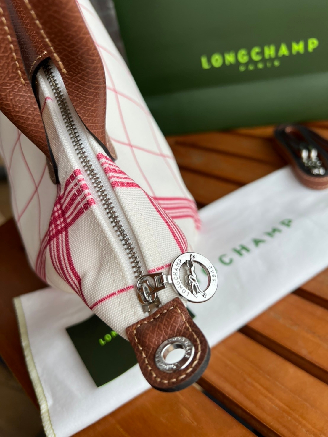 LONGCHAMP LE PLIAGE TORCHON Top handle bag - Red กระเป๋าถือขนาดเล็ก วัสดุผ้าฝ้าย อะไหลเงิน ตัดแต่งด้วยหนังวัวแท้ ผสมผสานแนวคลาสสิกแบบมินิมอลศิลปะการพับกระดาษแบบญี่ปุ่นดั้งเดิม