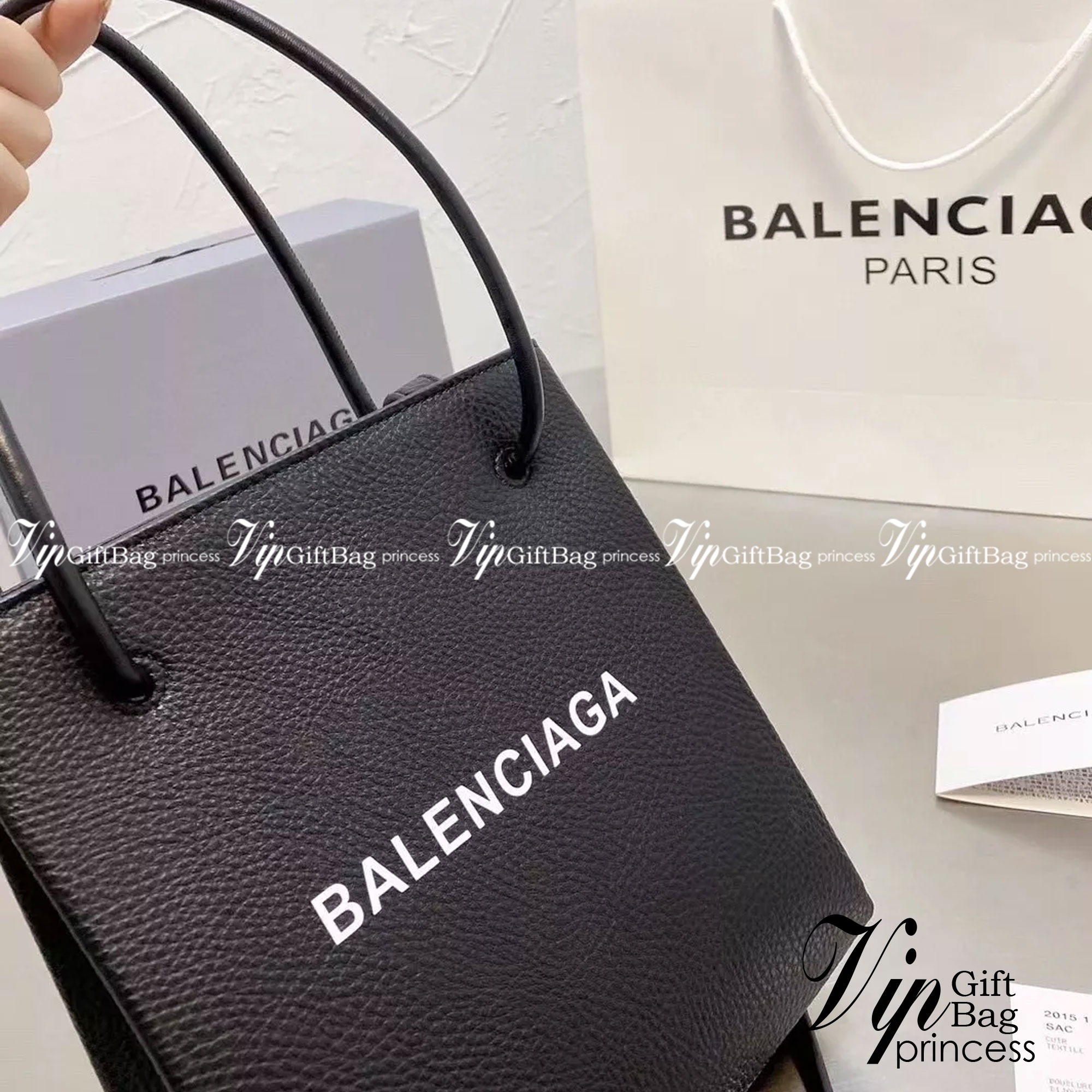 BALENCIAGA Shopping Tote Bag กระเป๋าทรงช็อปปิ้งทรงโท้ท ภายในโล่งๆไปเลย ใส่ของได้สบายๆ จุใจแบบเน้นๆ มาพร้อมสายสะพายครอสบอดี้จะคล้อง จะสะพายข้าง ก็สวยเลิศ ราคานี้คือคุ้มที่สุด ต้องมีแล้วจ้าไอเท็มเด็ดแบบนี้