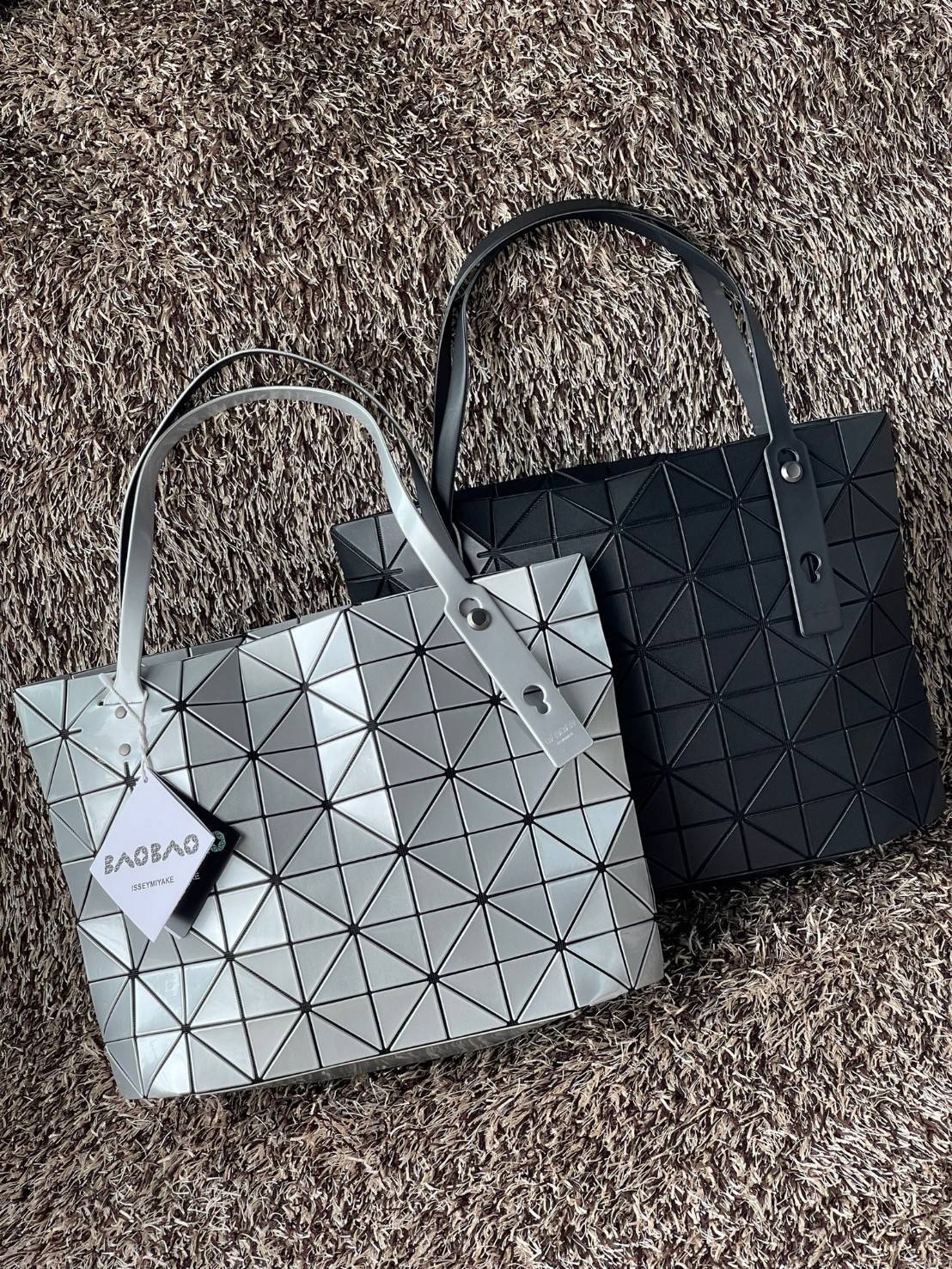 Bao Bao Issey Miyake ROCK MATTE ซีรีส์นี้จะเป็นทรงสี่เหลี่ยมผืนผ้า มีซิปปิดด้านบน ถือเป็นรุ่นที่เหมาะกับการใช้งานในชีวิตประจำวัน สามารถพับมุมและบริเวณด้านล่างของกระเป๋าเพื่อเพิ่มความสะดวกสบายในการใช้งาน ทั้งยังช่วยให้วางกระเป๋าในแนวตั้งได้อีกด้วย แผ่นต่อส