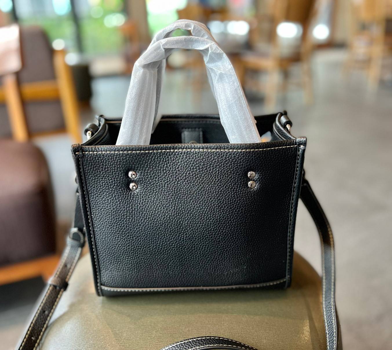 COACH DEMPSEY TOTE WITH HAPPY DOG ((CD448)) 🐶 รุ่นใหม่ล่าสุด น้องหมาน่ารักมากๆค่ะ! ยังไม่เข้าไทย กับกระเป๋าDempsey tote รุ่นใหม่ล่าสุด ที่ออกแบบด้านหน้ารูปสุนัขซุกซนเข้ามา ตรงใจใครหลายคนๆเลยทีเดียว หนังแท้อย่างดี หนังมีความนุ่มและนิ่มมากๆ หลงรักแน