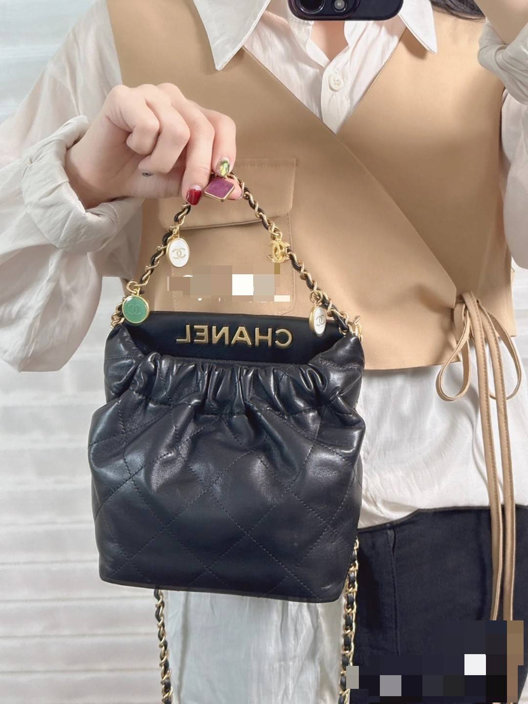 Chanel 23P mini bucket bag น่ารักมากๆ กับกระเป๋าสะพายไซส์มินิ ที่ปล่อยผ่านไม่ได้จริง ดีไซน์สายโซ่คล้องแขนตกแต่งอะไหล่ห้อยเพิ่มมูลค่า และยังตกแต่งโลโก้สวยเด่น