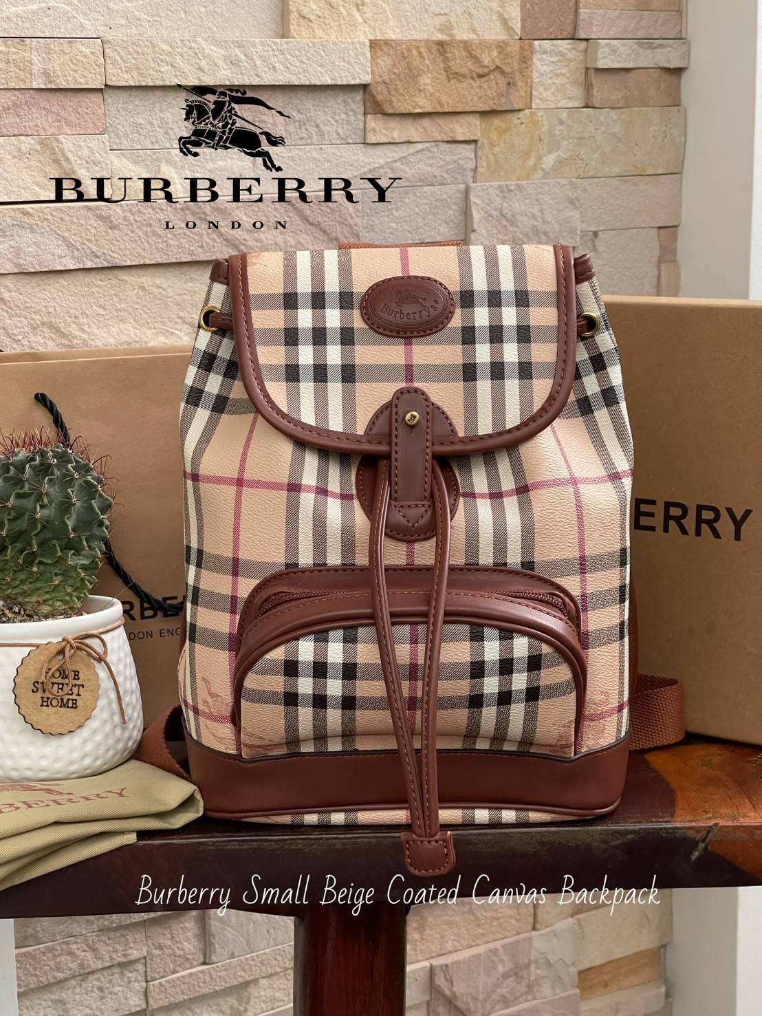 Burberry Small Beige Coated Canvas Backpack ไม่ว่าจะวันธรรมดาหรือวันไปเที่ยว เพียงแค่สะพายกระเป๋าเป้ใบนี้ติดตัวไปด้วย ก็เพิ่มความมีสไตล์ให้กับตัวเองได้แล้ว ด้วยรูปทรงและลายตารางอันเป็นสัญลักษณ์ของแบรนด์ สวยและแลดูคลาสสิค ด้วยความที่เป็นแบบสะพายกับไหล่ทั้ง
