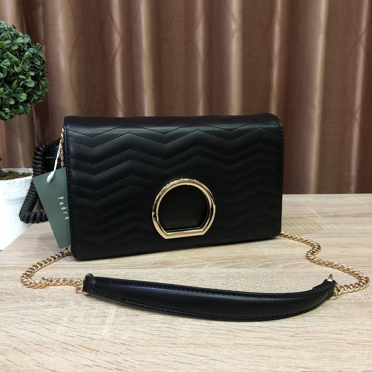 New 2018! PEDRO METAL DETAIL SHOULDER BAG กระเป๋าสะพายทรง คลัช ขนาดกำลังดี ดูหรูหรา หนังpuลายตะเข็บดีเทล สวยยค่ะ เปิด-ปิดด้วยแม่เหล็ก ภายในมี 2 ช่อง และช่องซิปเล็ก จุของได้เยอะ อยู่ทรงแข็ง สายสะพายมีที่รองบ่า จะสะพายหรือสายสามารถเก็บแล้วถือเป็นคลัชออกงาน 