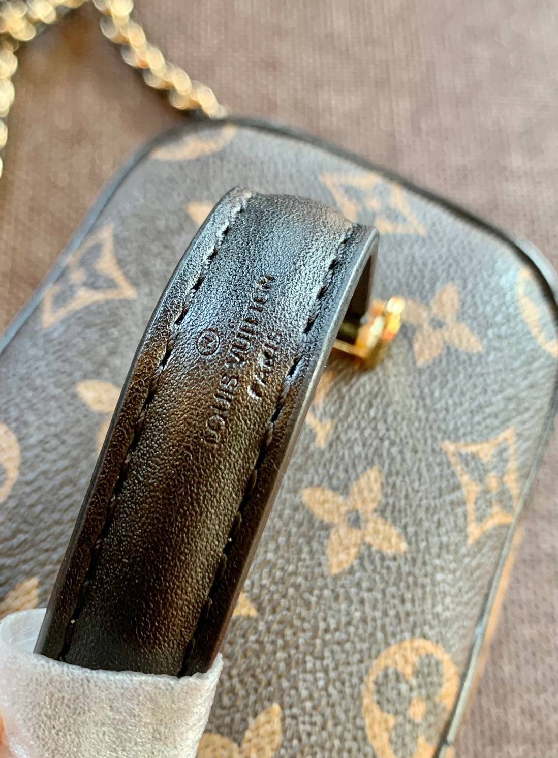 LOUIS VUITTON VANITY PM MONOGRAM 💫พร้อมส่ง จำนวนจำกัด พลาดคือรอนานมากค่ะ! กระเป๋า LV หิ้วก็เริ่ด สะพายข้างก็เก๋ ไม่แพ้กันเลยค่ะ หนังแท้ หนังนิ่มมาก จับแล้วไม่สากมือแข็งทื่อนะคะ! เปิดปิดกระเป๋าแบบซิปคู่รอบห้อยอะไหล่กุญแจแบรนด์พร้อมความหรูเข้ามาเพิ่