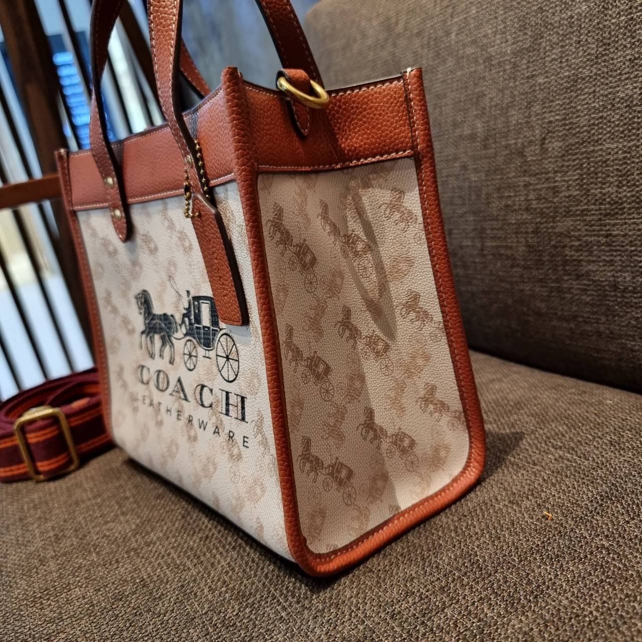 COACH C8456 FIELD TOTE 22 WITH HORSE AND CARRIAGE PRINT AND CARRIAGE BADGE คอลเลคชั่นสุดคลาสสิค ต้อนรับซัมเมอร์ ทั้งสดใสและร้อนแรง สวยหรูดูแพงในไอเท็มเดียว กระเป๋าทรงโท้ท ไซส์กำลังสวย น่ารักน่าใช้ ฟังก์ชั่นการใช้งานสะดวกที่สุด มีทั้งสายคล้องแขนในตัว และสา