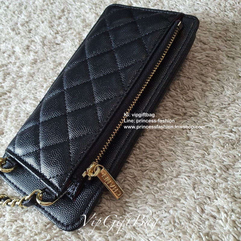 NEW ARRIVAL!! CHANEL VIP GIFT WOC BAG กระเป๋าสตางค์คล้องคอ/ Crossbody ที่กำลังมาแรงมาในตอนนี้ ตัวกระเป๋าเป็นกระเป๋าสตางค์หนังพียูลาย CAVIER **อะไหล่ทองทั้งใบ ด้านหน้าใส่ iphone+ ได้ เปิดปิดด้วยกระดุมแม่เหล็ก สามารถใส่บัตรได้อีก4ใบด้านใน พลิกมาด้านหลังมีช่