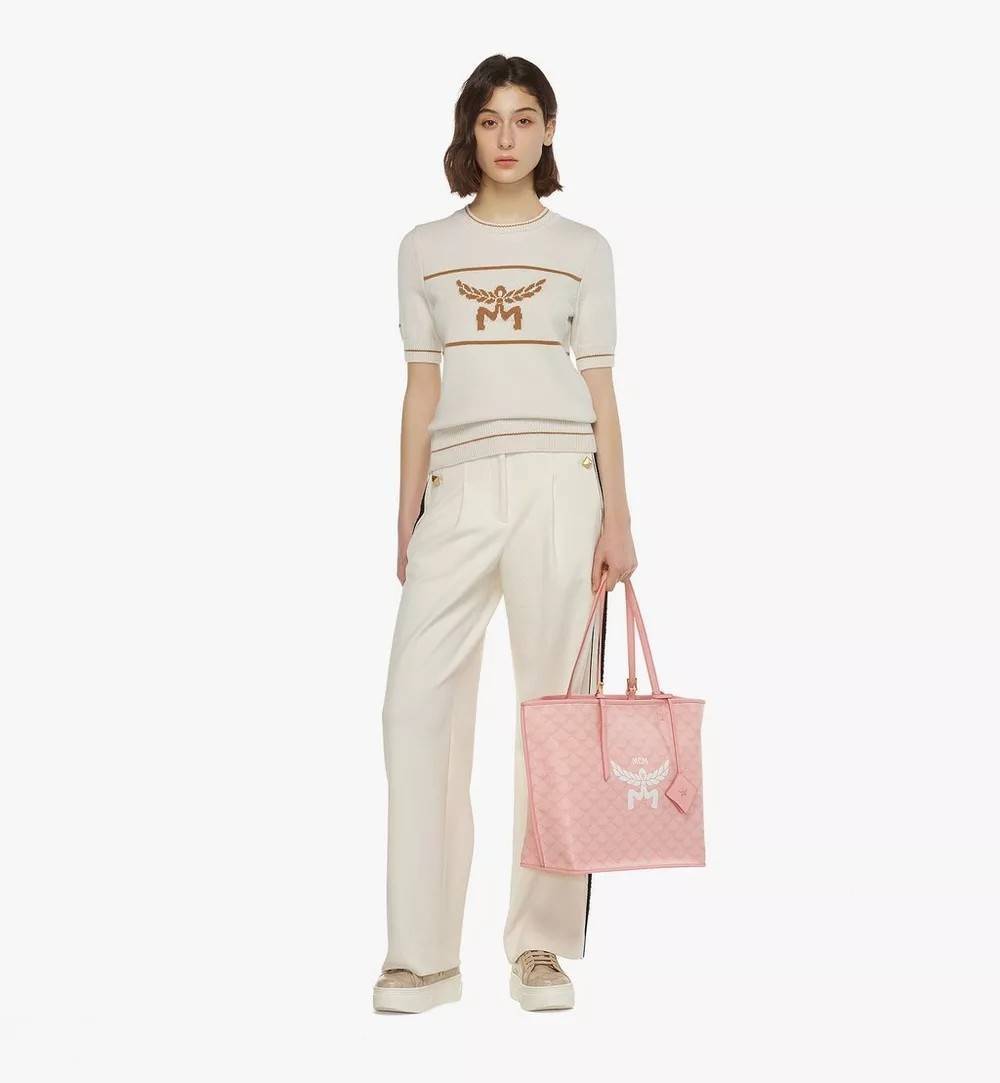 M.C.M MEDIUM HIMMEL SHOPPER IN LAURETOS คอลเลคชั่นใหม่ พร้อมสีใหม่ ดีไซน์ละมุน น่าใช้มากๆ กระเป๋าทรงช้อปปิ้ง เรียบหรู พิเศษสุดกับพวงหนังพร้อมห่วงกุญแจทึ่สามารถห้อยพวงกุญแจน่ารักๆได้