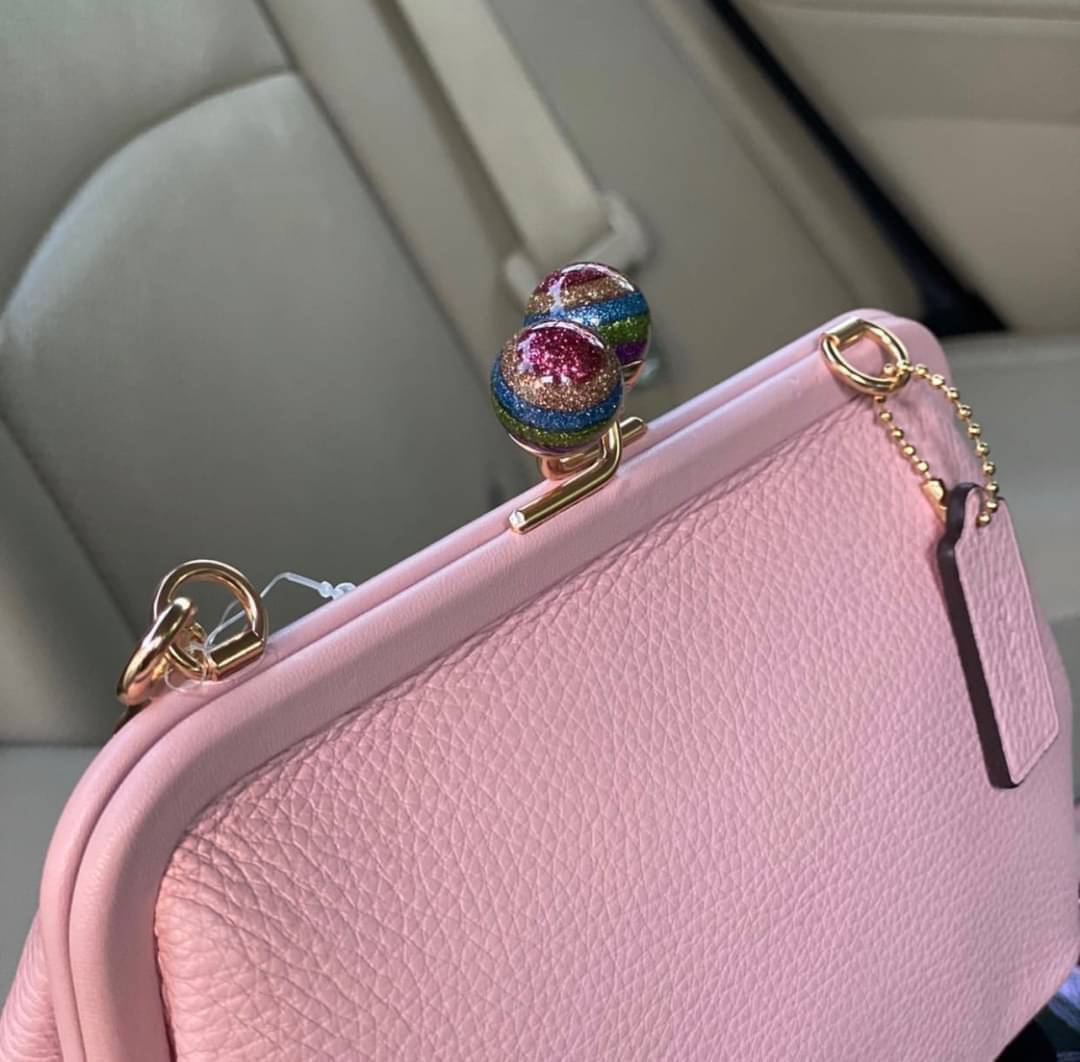 NORA KISSLOCK CROSSBODY (COACH C1451) ครอสบอดี้รุ่นนี้ น่ารักมากค่ะ ขนาดกำลังน่ารักเลยค่ะ ลูกคุณมากๆ ไม่เล็กและไม่ใหญ่มากเกินไป รุ่นนี้สามารถถอดสายสะพายได้ค่ะ ใส่ไอโพนตระกูลพลัสได้ ใส่กระเป๋าสตางค์ใบเล็กได้สบายๆเลยค่ะ