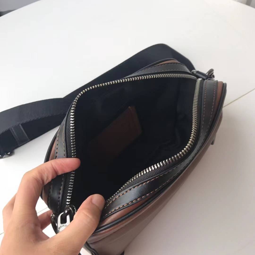 3สีเข้าใหม่งานคุณภาพอีกแล้วคับท่านน ทั้งสี ทั้งหนังสวยมากๆค่าา!! COACH GRAHAM CROSSBODY BAG ((39946)) พร้อมส่ง! กระเป๋าสะพายแบบครอสบอดี้ร์ ใช้ได้ทั้งชาย//หญิง หนังแท้อย่างดี เรียบหรูค่ะ ด้านหน้ามีช่องซิปซ่อนให้หนึ่งช่อง ช่องซิปหลักกว้าง ใส่ของจำเป็นได้ครบ