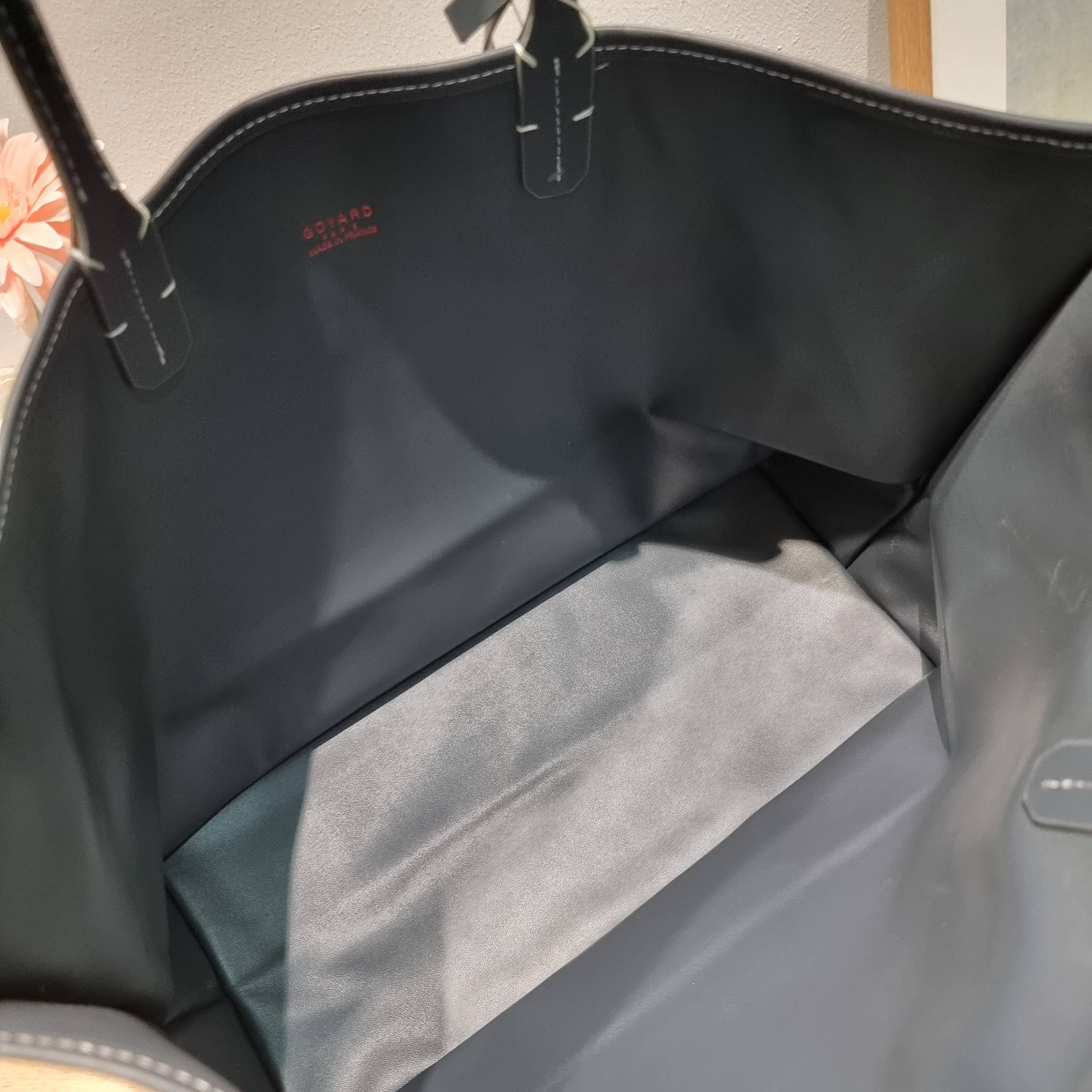 GOYARD ANJOU REVERSIBLE TOTE กระเป๋าสะพายทรงโท้ท ใบใหญ่จุใจ!! กลับด้านใช้ได้ทั้ง 2 ด้าน มาครบสีขายดี เลิศทุกสี รูปทรงคลาสสิค ดีไซน์เป็นเอกลักษณ์ ใช้งานได้หลากหลาย สามารถกลับด้านใช้ได้แบบไม่มีเบื่อ วัสดุหนังแคนวาสพิมพ์ลายสวยคม