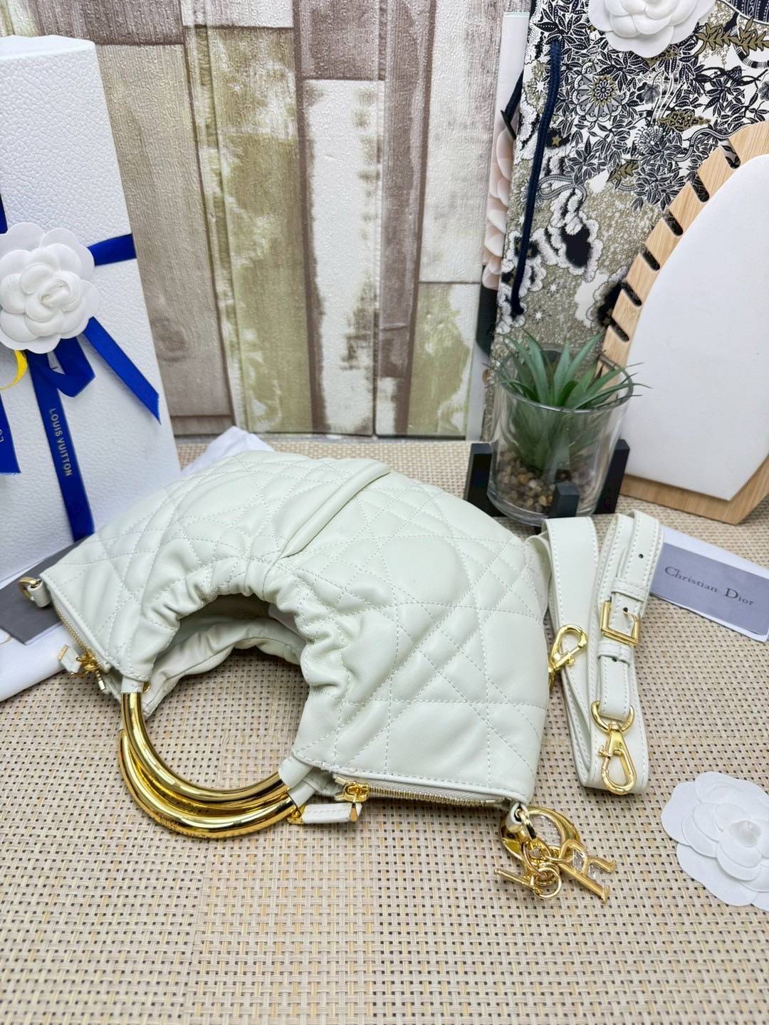 ORI หนังแท้ | DIOR Walk in Dior Purse White Macrocannage กระเป๋าสะพายทรงคลัชสุดลัคชู หรูหราเกินเรื่อง ดีไซน์ใหม่มาแรงมาก! โดดเด่นด้วยหูจับทรงโค้งสีทอง ดูแพงสุดๆ