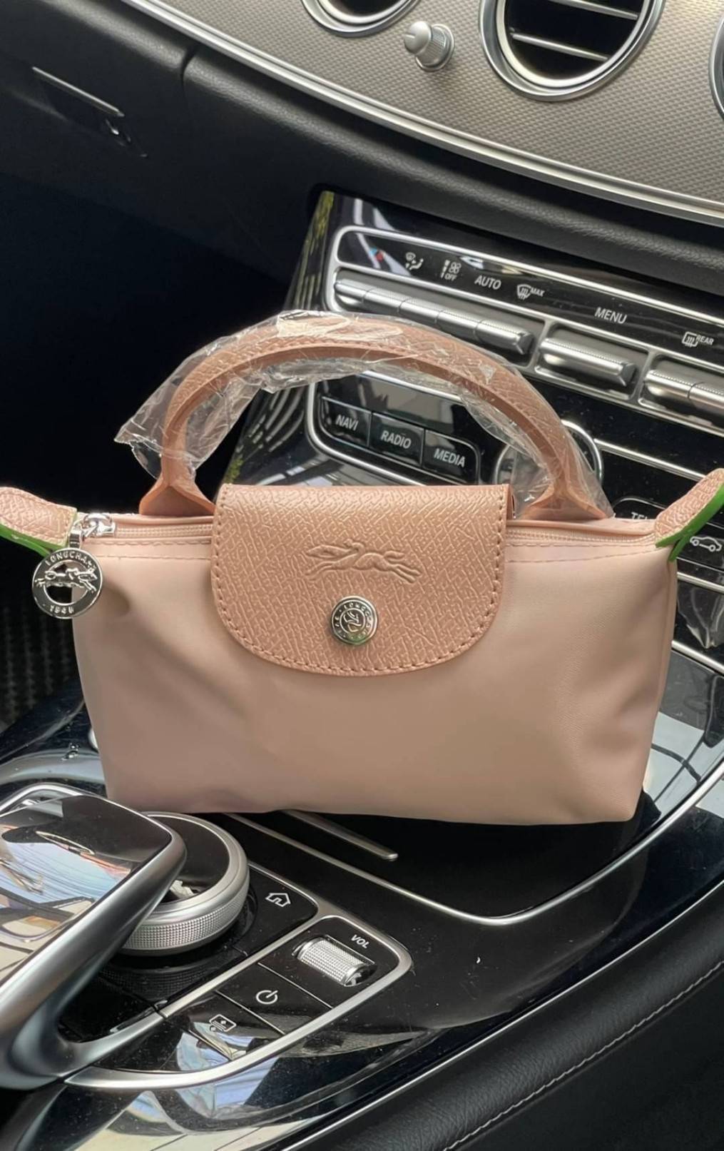 LONGCHAMP LE PLIAGE ORIGINAL Pouch with handle กระเป๋าถือขนาดมินิทรงpouch ให้ความหรูหราจาก Le Pliage (เลอ ปลิยาจ) ในขณะที่ที่ปิดแบบซิปช่วยให้คุณมั่นใจได้