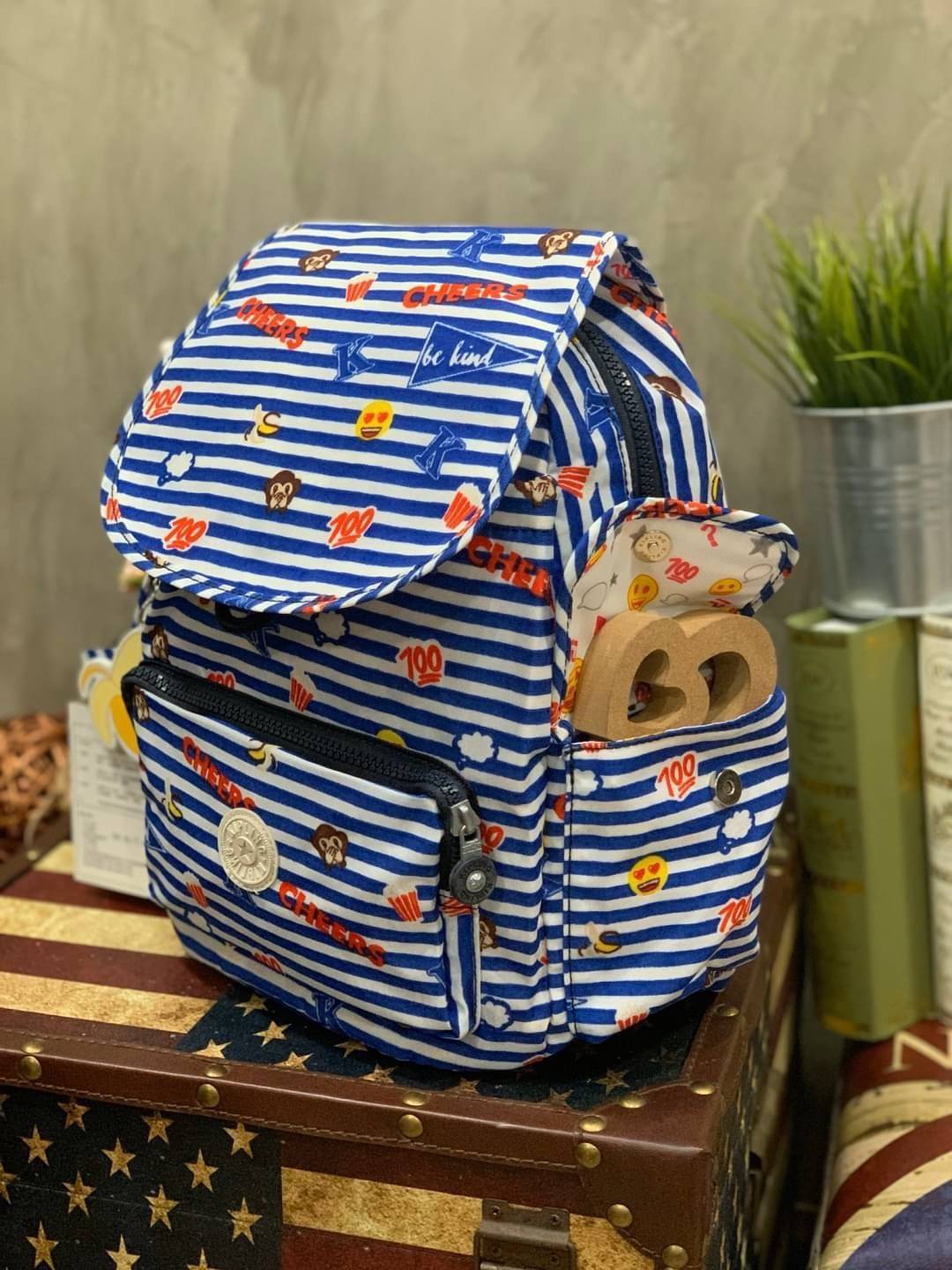 KIPLING CITY PACK S DAILY BACKPACKS กระเป๋าเป้ที่สะพายได้ทีฝุกวัน ขนาดกำลังดี มีช่องสะดวกใช้งานทั้งด้านหน้า ด้านหลัง รวมไปถึงด้านข้าง เปิดปิดด้วยตัวล็อค2ชั้นทั้งแบบซิปและกระดุมแม่เหล็ก ช่องใหญ่ใช้งานได้ถึง2ช่อง ดีเทลรุ่นนี้มาพร้อมกับซับในและพวงกุญแจเป็นอิ