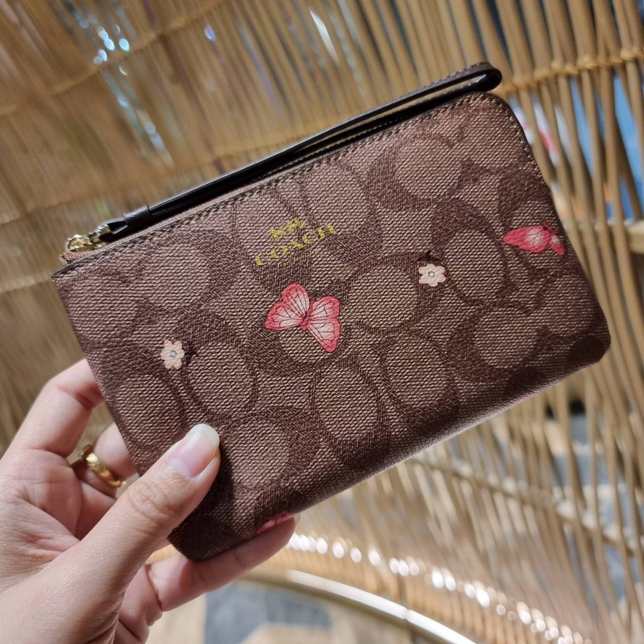 COACH 2972 CORNER ZIP WRISTLET IN SIGNATURE CANVAS WITH BUTTERFLY PRINT มาแล้วจ้า ไอเท็มสุดปัง!! ฮิตไม่เลิก!! พร้อมลวดลายสุดคิ้วท์ น่ารักน่าใช้ขึ้นไปอีก กระเป๋าคล้องมือ ขนาดเหมาะพกพา วัสดุหนังแคนวาส ภายในเป็นช่องโล่ง ใส่ธนบัตร หรือใส่บัตร ใส่เหรียญ ได้หมด