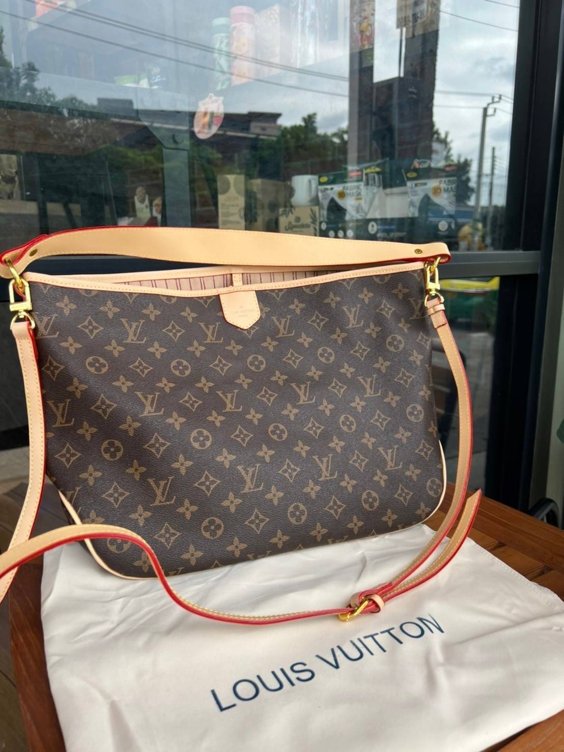 Louis Vuitton Monogram Delight Canvas กระเป๋าสะพายข้างทรงสูงใบใหญ่หนังแกะสังเคราะห์ หูหิ้วปั้มโลโก้ ด้านในมี1ช่องซิป 1ช่องใส่ของจุกจิ๊ก อะไหล่ทองหรูหรา มีสายยาว ถอดสายได้ ปรับระดับได้ จุของได้เยอะ หรูหรา สวยงาม เหมาะกับทุกโอกาศ ต้องมีติดตู้ห้ามพลาดเลยค่า