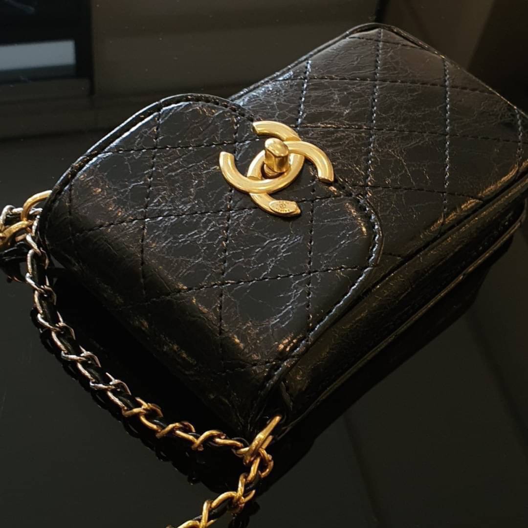 รุ่นขายดี!! CHANEL VIP WOC BAG / Chanel Phone Bag ขนาดกำลังดี วัสดุหนังเรียบพิมพ์ลายยับ เปิดปิดด้วยตัวล้อคปั้มแบรนด์ อะไหล่ทอง ลายวินเทจ