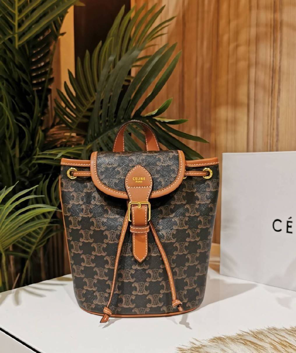 VIP 】CELINE MINI RUCKSACK VIP GIFT WITH PURCHASE (GWP) พรีเมี่ยมกิ๊ฟ Limited Edition จาก CELINE HAUTE PARFUME DUTYFREE COUNTER วัสดุ COATED CANVAS หนังสวยหรูอยู่ทรงกันน้ำเปิดปิดด้วยฝาปิด Belt มีโลโก้แบรนด์และสายรัด Drawstring ภายในโล่งสามารถใส่กระเป๋าสตาง