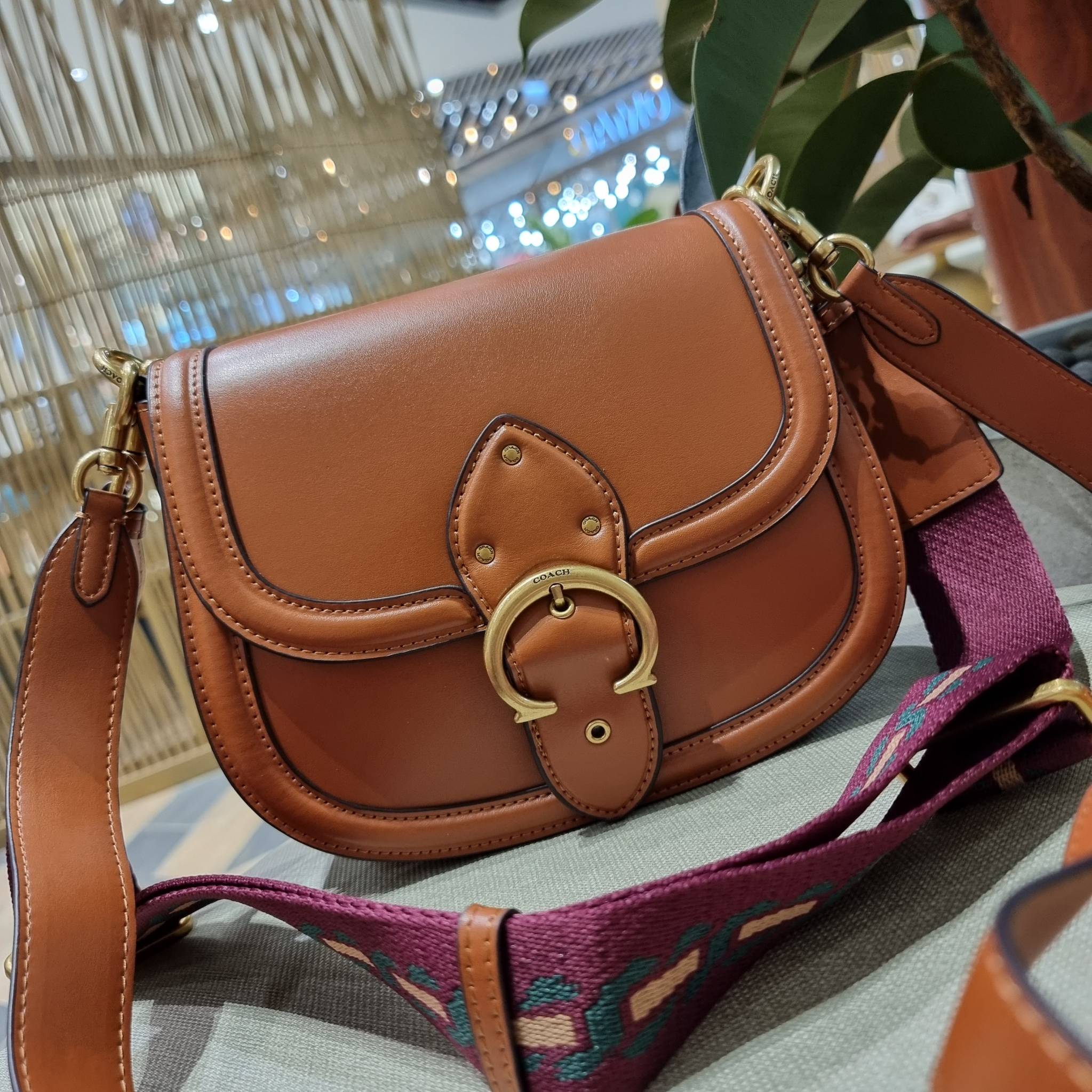 COACH C0749 BEAT SADDLE BAG The best item! ที่สาวๆรอคอย! ฮอตไฟลุก! สีหายาก ละมุนคุณหนู คอลเลคชั่นใหม่ ดีไซน์หรูหรา พิเศษมากๆมาพร้อมสายสะพาย 2 เส้น ใช้คู่กันหรือแยกสะพายก็สวยครบสูตร กระเป๋าสะพายทรง saddle คลาสสิค วัสดุหนัง glove-tanned ทนทาน เปิด-ปิดด้วยกร